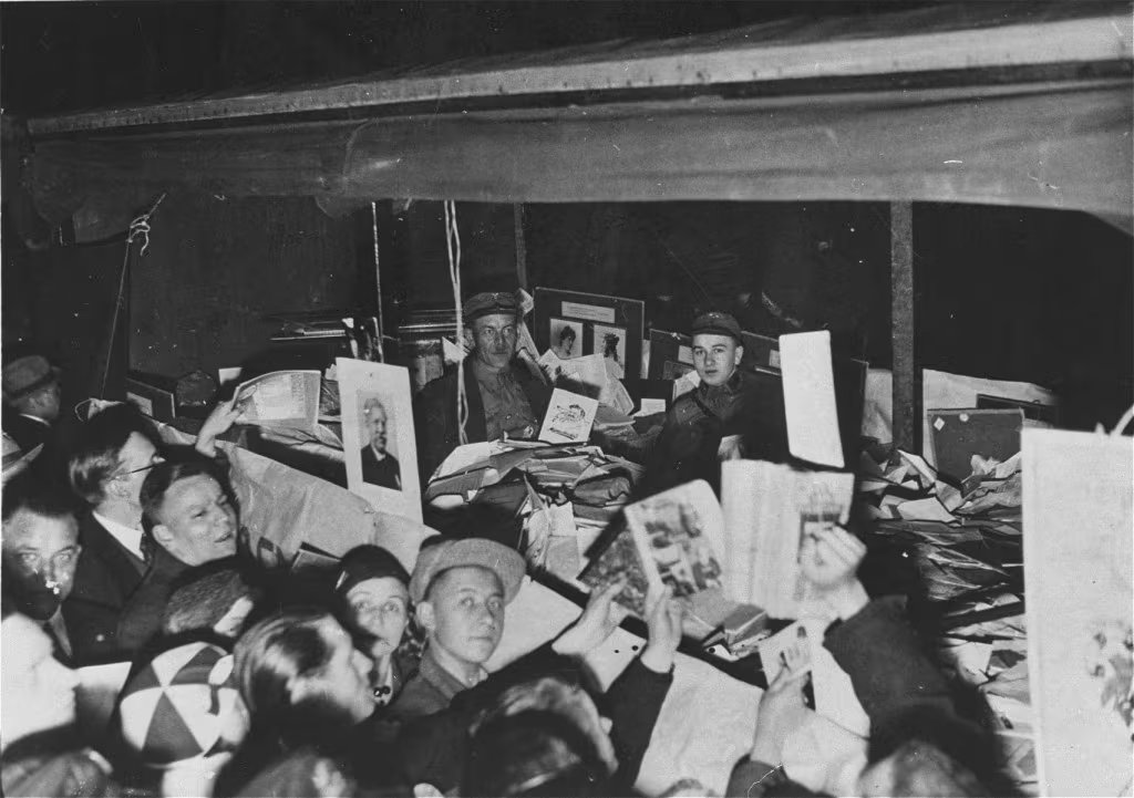 Obras de autores como Karl Marx, Sigmund Freud, Heinrich Heine, Stefan Zweig y Bertolt Brecht fueron seleccionadas para ser destruidas por considerarse ajenas al espíritu nazi (Archivo Nacional de College Park)