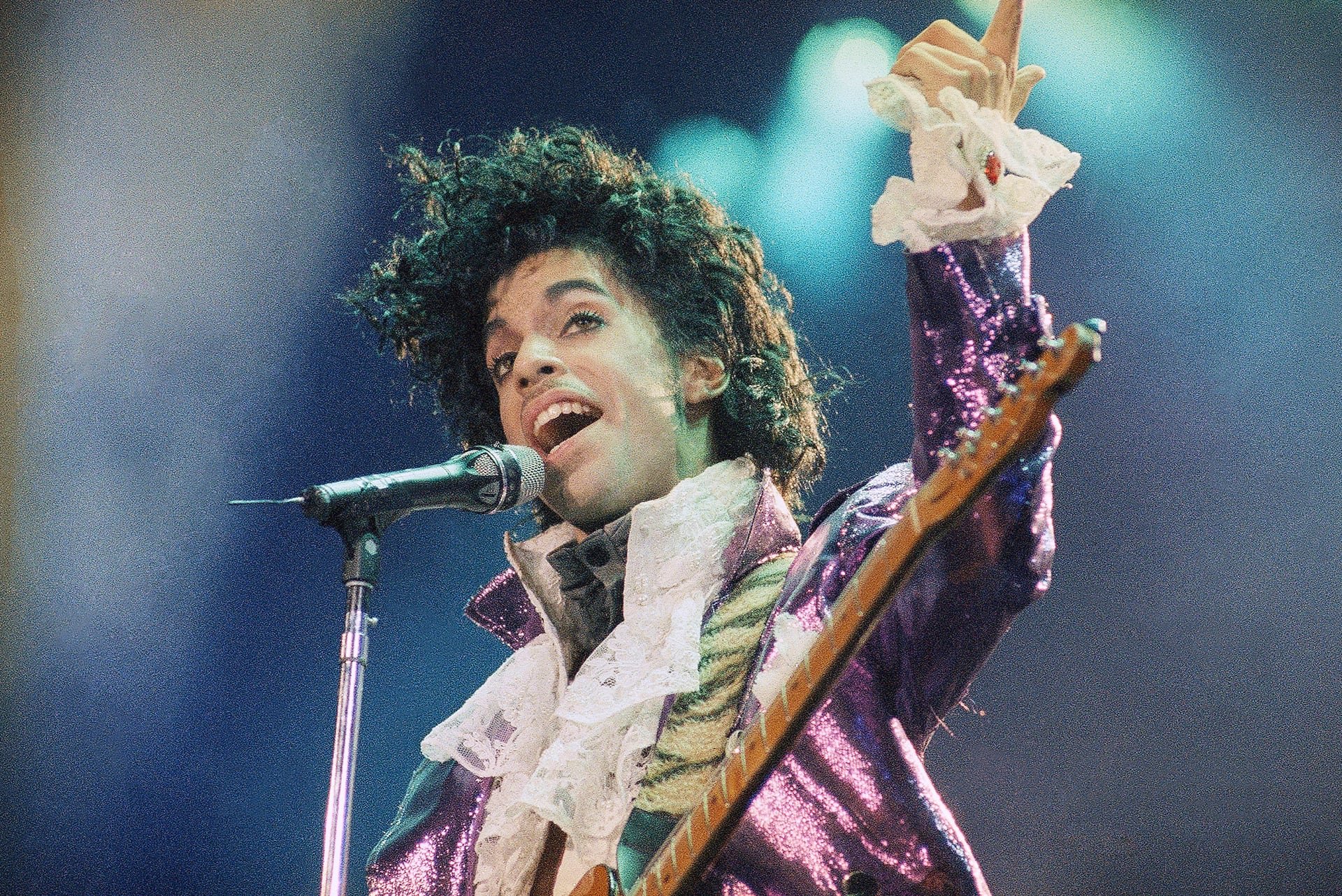 Prince defendió grabaciones espontáneas y rechazó la corrección digital, priorizando la expresión artística genuina en sus discos (AP Photo/Liu Heung Shing, File)
