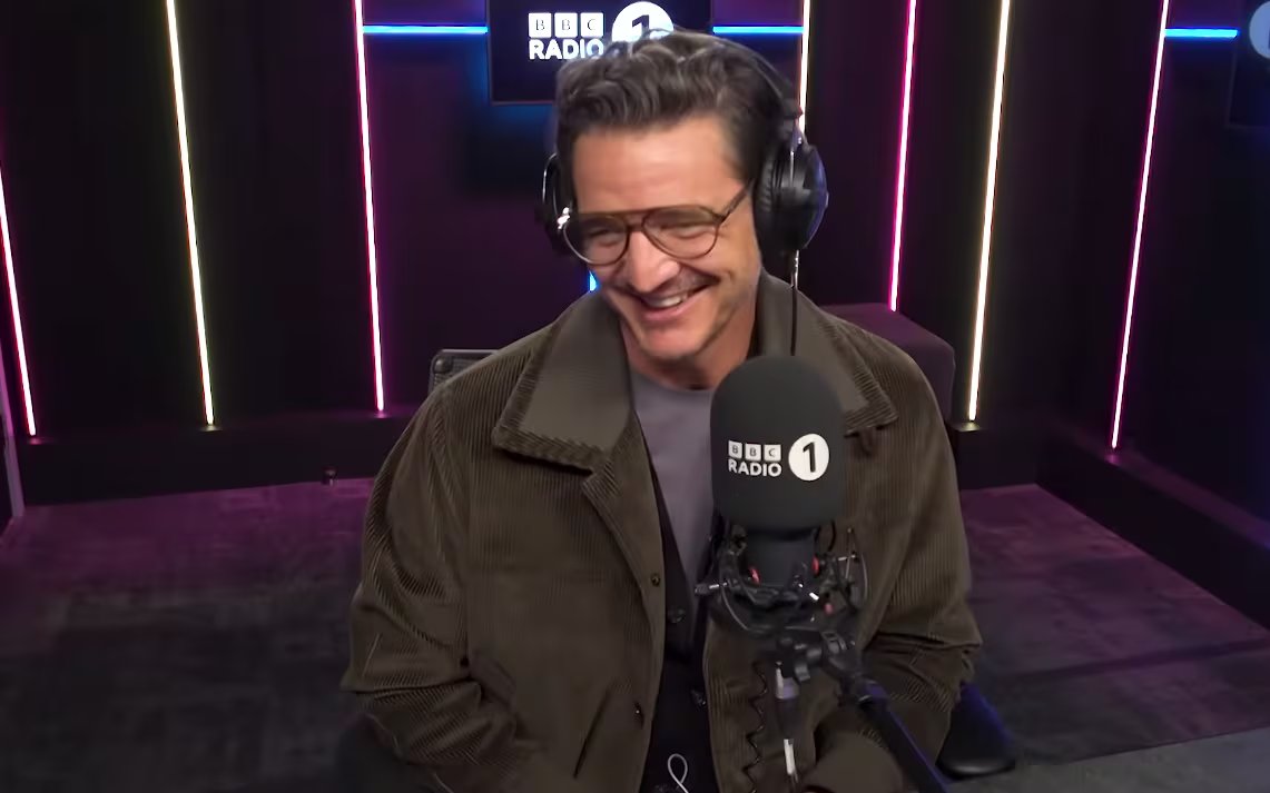 Las camisetas de bandas como The Strokes, Cypress Hill y The Cure funcionan como recuerdos íntimos en el armario de Pedro Pascal (YouTube: BBC Radio 1)