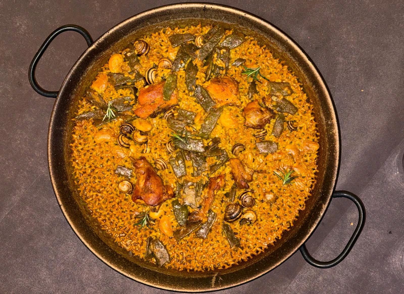 Paella valenciana servida en el restaurante La Matandeta, en Valencia (REUTERS/Maria Martinez).