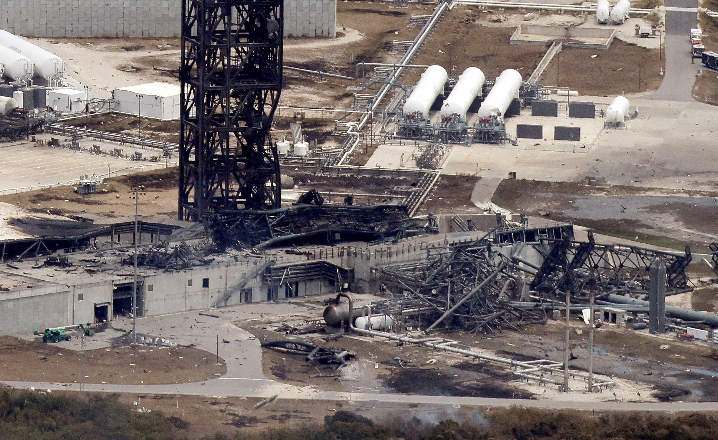 Daños en la plataforma de lanzamiento tras la explosión de un cohete no tripulado New Glenn de Blue Origin durante una prueba en la Estación Espacial Internacional de Cabo Cañaveral, Florida, EE. UU., el 29 de mayo de 2026 (REUTERS/Joe Skipper)