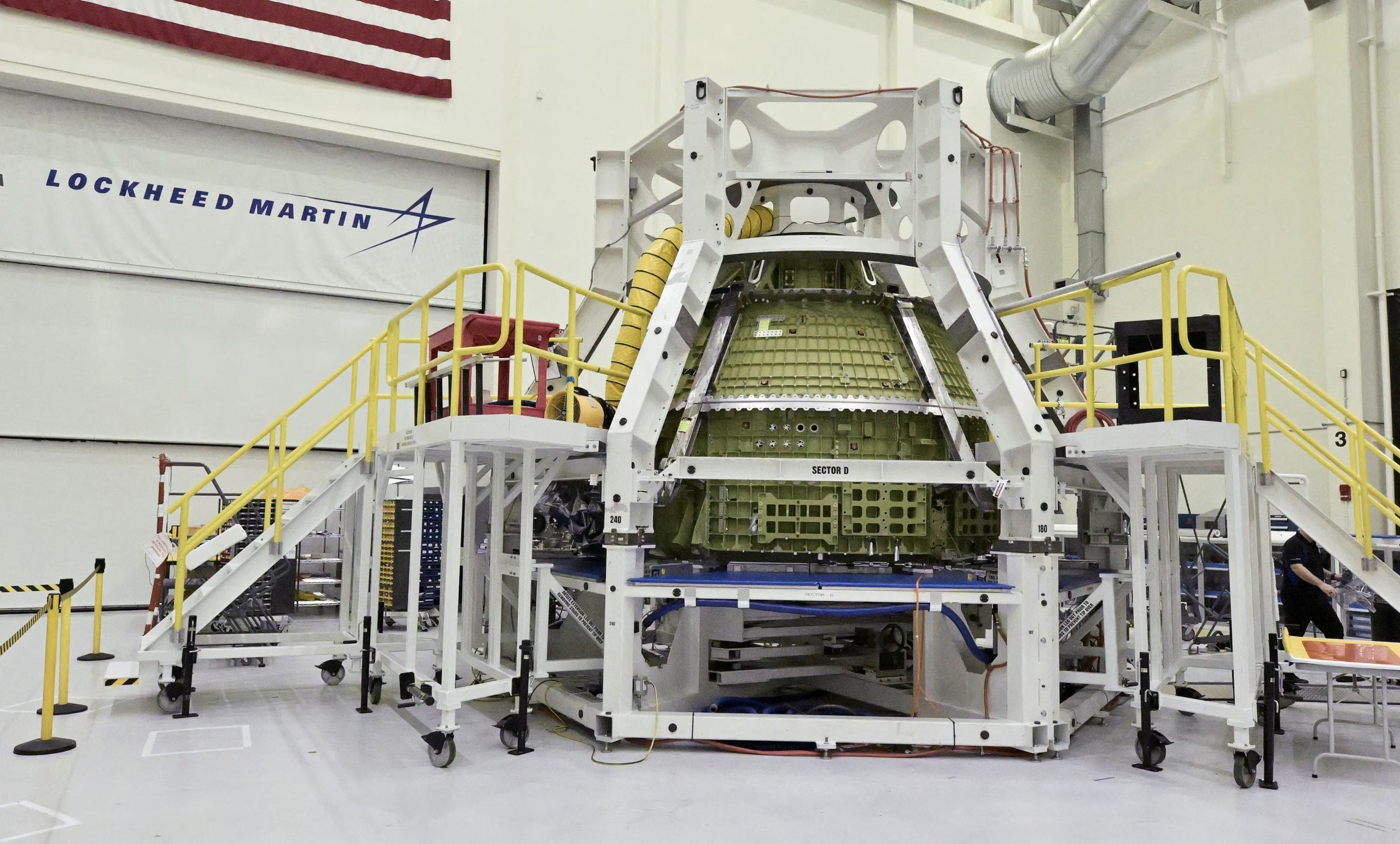 La cápsula tripulada Orion para la misión lunar Artemis IV se muestra en construcción durante un evento de la NASA para los medios de comunicación sobre el programa Artemis en el Centro Espacial Kennedy en Cabo Cañaveral, Florida, EE. UU., el 16 de diciembre de 2024 (REUTERS/Steve Nesius)