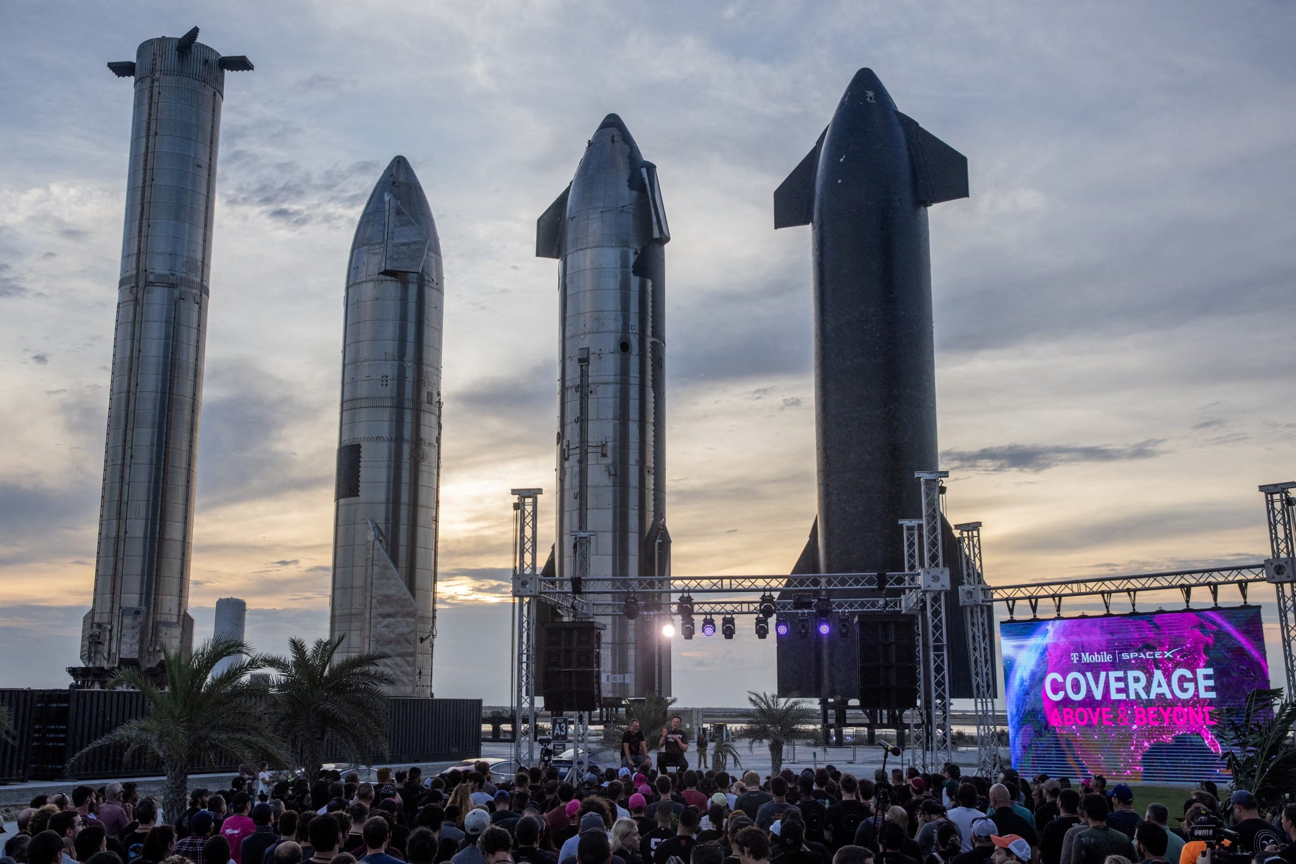 El CEO de SpaceX, Elon Musk, y el vicepresidente de T-Mobile, Mike Sievert, participan en una conferencia de prensa conjunta en la base espacial de SpaceX, en Brownsville, Texas, EE. UU., el 25 de agosto de 2022 (REUTERS/Adrees Latif/Foto de archivo)