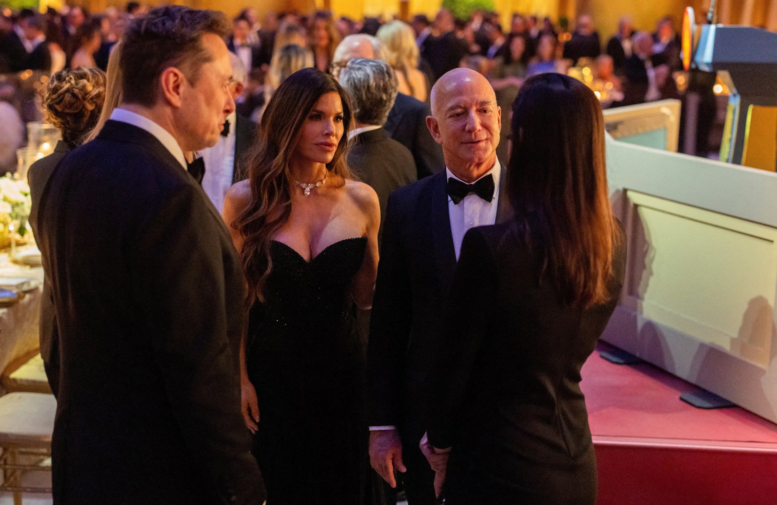 El fundador de Amazon, Jeff Bezos, Lauren Sánchez y Elon Musk asisten a una cena ofrecida por el presidente de Estados Unidos, Donald Trump, en el Museo Nacional de la Construcción en Washington, D.C., EE. UU., 19 de enero de 2025 (REUTERS/Carlos Barria)