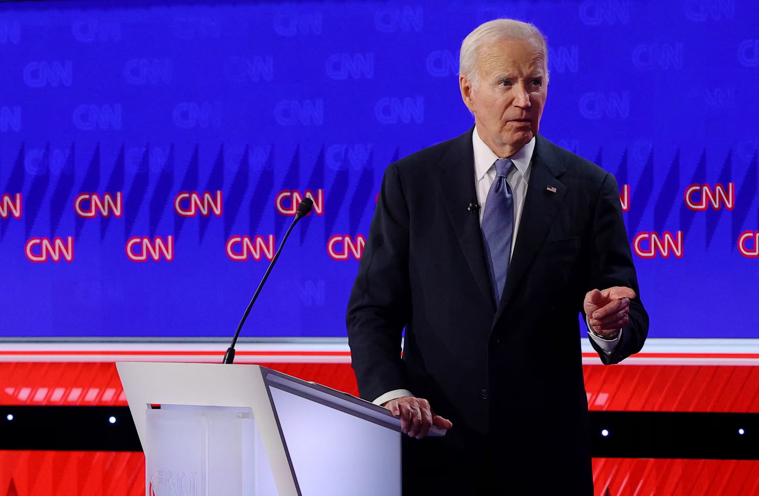 El ex presidente de Estados Unidos Joe Biden, señala con el dedo durante su debate con Donald Trump, en Atlanta, Georgia (EEUU), el 27 de junio de 2024 (REUTERS/Brian Snyder)