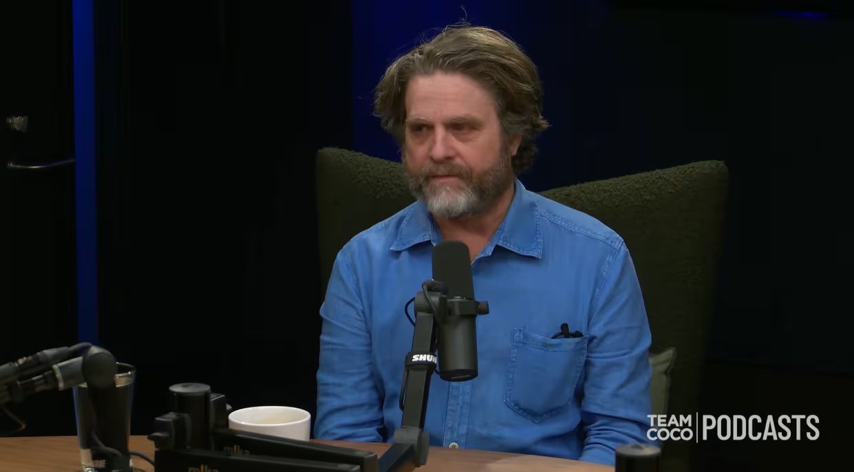 La exposición mediática afectó la dinámica familiar y social de Zach Galifianakis, obligándole a proteger su intimidad de la prensa (YouTube: Equipo Coco)