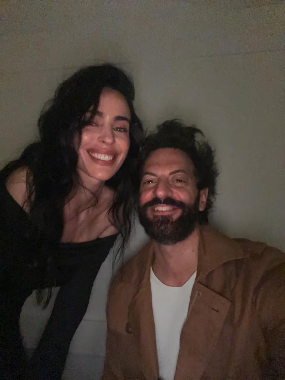 Priscila Crivocapich posa sonriente junto a El Rifle Varela durante su festejo de cumpleaños, avivando las especulaciones sobre un posible reencuentro romántico entre ambos.