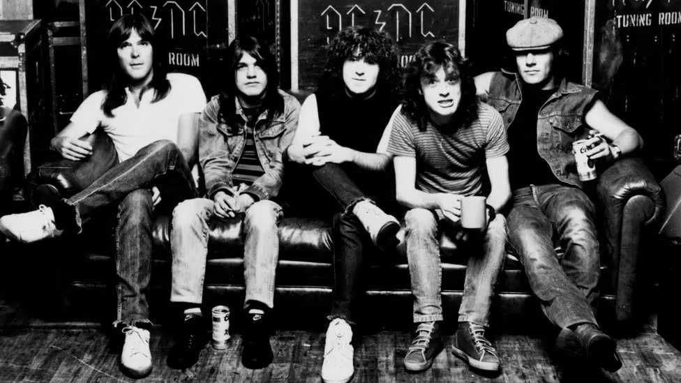 Temas emblemáticos como Thunderstruck y You Shook Me All Night Long mantienen vigencia en eventos deportivos, cine y la cultura popular (AC/DC-1980)