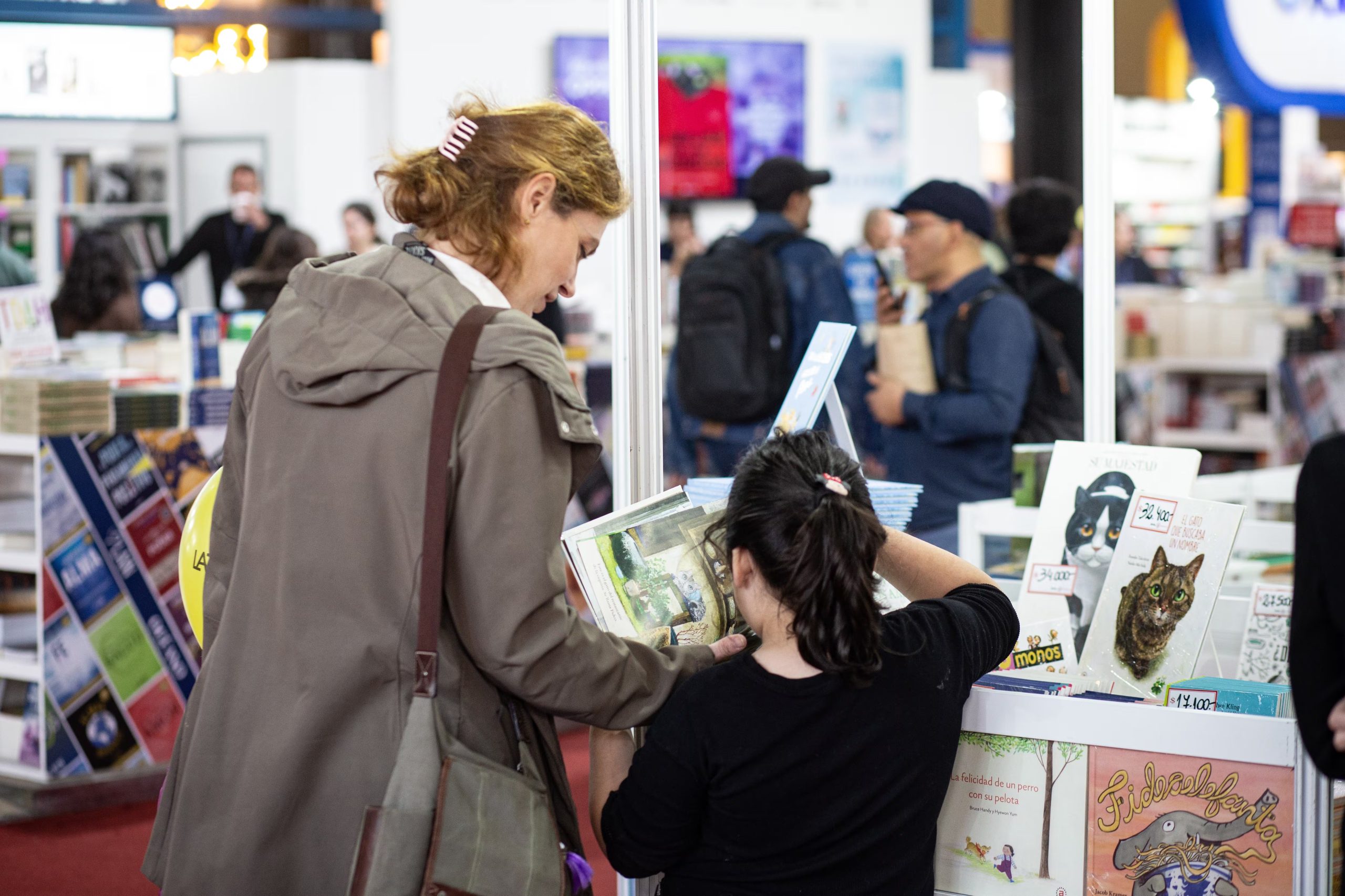 La Feria Internacional del Libro de Buenos Aires recibió a miles de lectores que recorrieron sus laberínticos pabellones en busca de nuevos títulos y experiencias literarias
