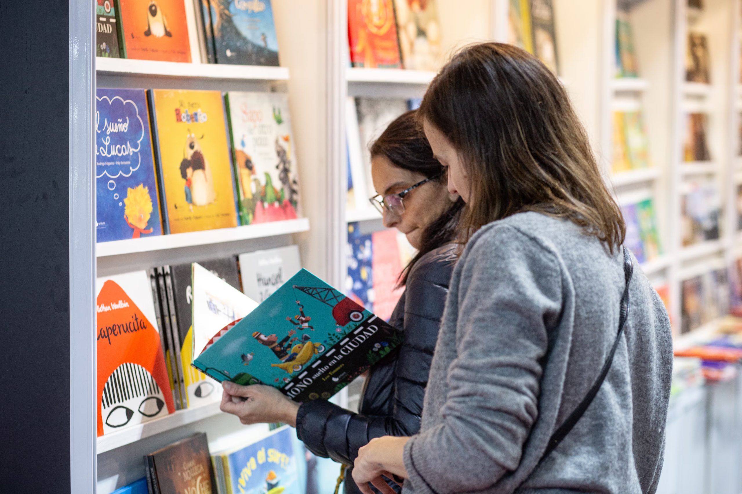 La literatura juvenil nacional y el uso de modismos locales generan un sentido de pertenencia entre los lectores, que valoran la identidad argentina en los textos