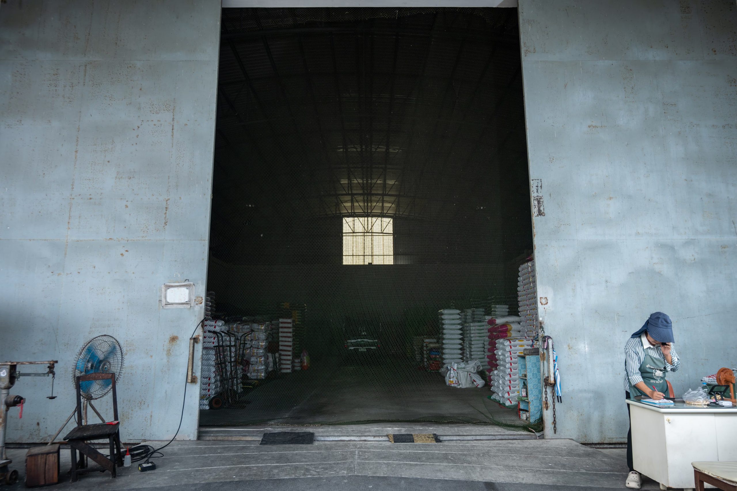 Los propietarios de un almacén mayorista en Nonthaburi afirman que llevan semanas sin recibir envíos de fertilizantes (Sirachai Arunrugstichai/The Washington Post)