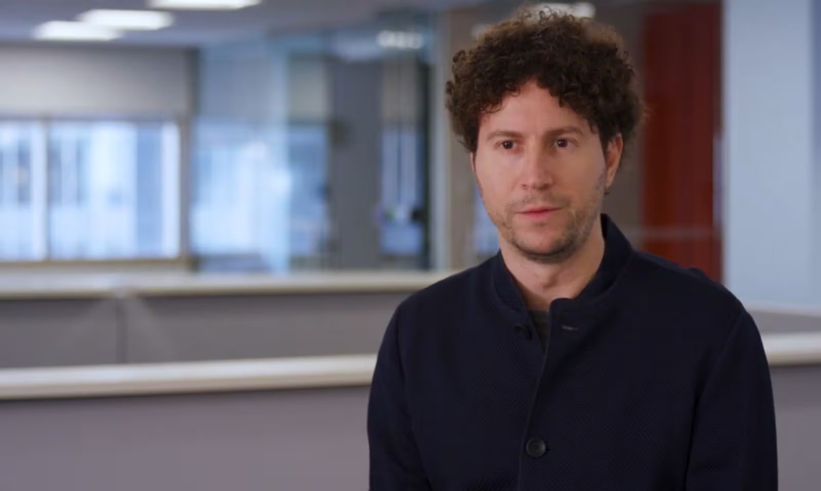 El desarrollador de OpenEvidence, Daniel Nadler, explicó que los médicos pueden registrarse proporcionando el número de identificación nacional (Captura de video: Mayo Clinic)