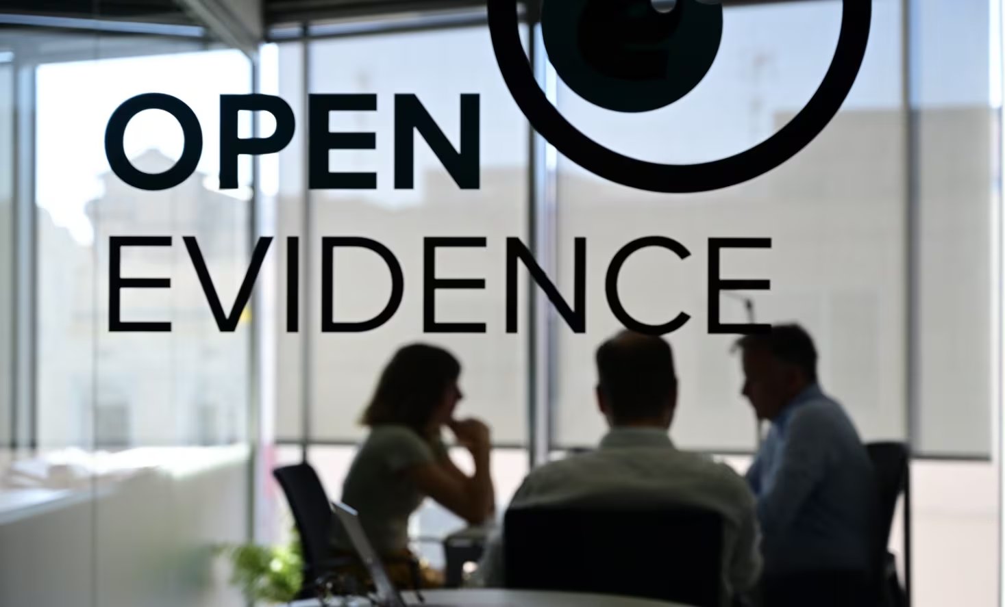 La facilidad de acceso y gratuidad impulsaron la masiva adopción de OpenEvidence entre profesionales de distintas especialidades médicas (Open Evidence)