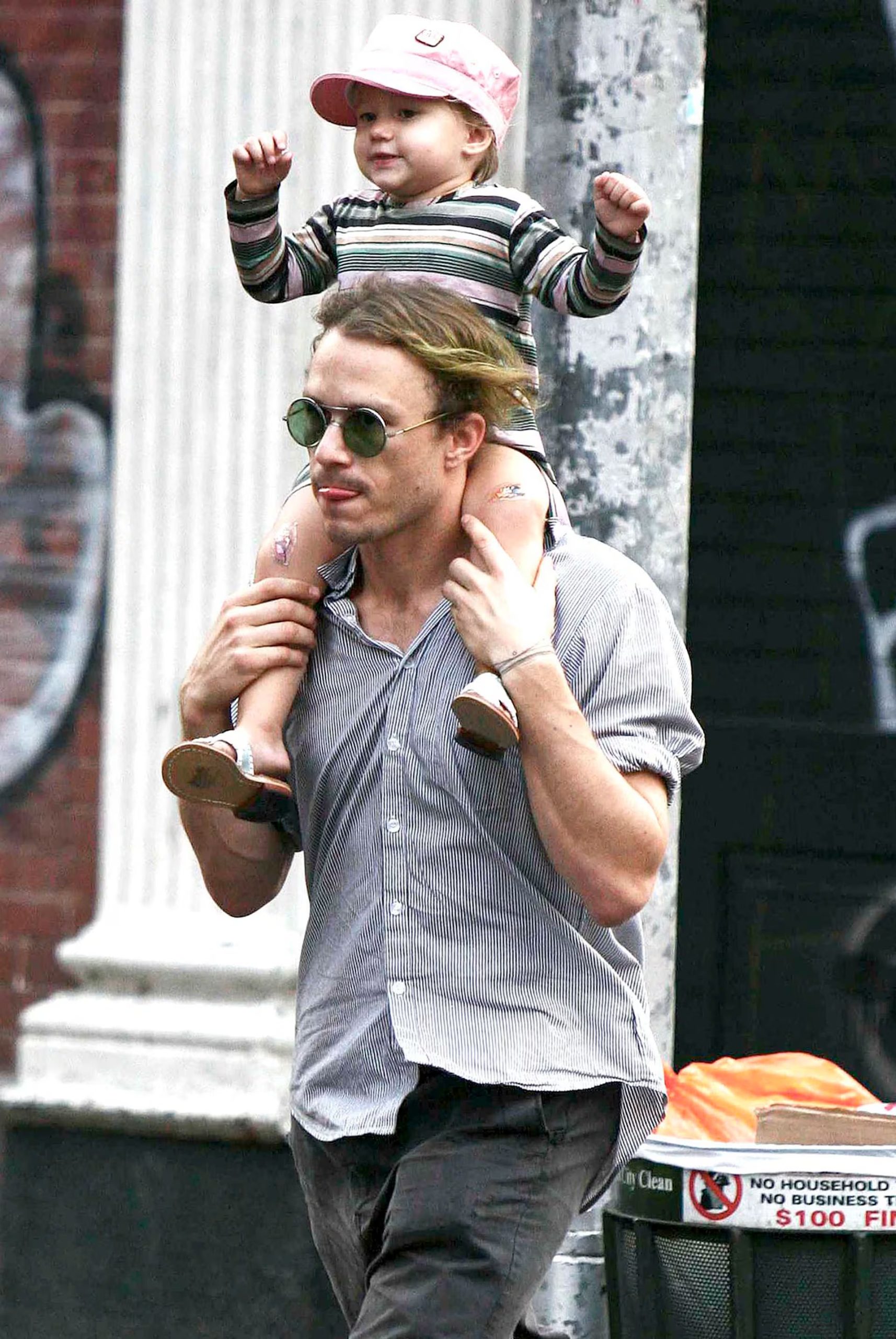 Heath Ledger junto a su hija Matilda. (Santiago Baez/Ramey Photo)