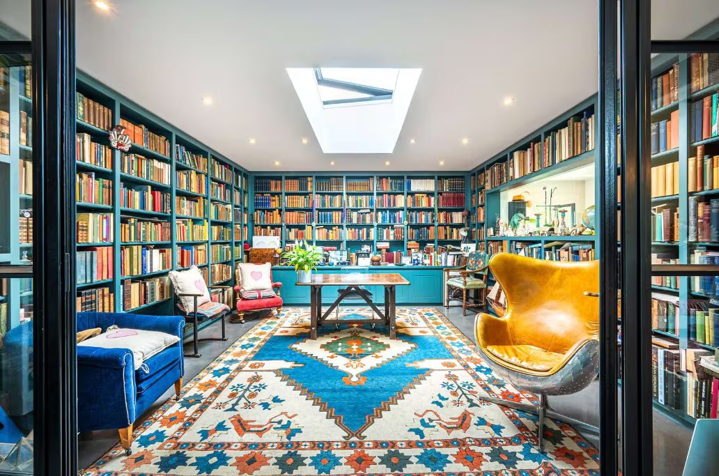 Con estanterías desde el suelo hasta el techo y una ventana que da directamente a la cocina con vistas al campo, la biblioteca alberga parte de la colección bibliográfica del padre de Belles, que llegó a acumular más de 5.000 volúmenes. (Savills)