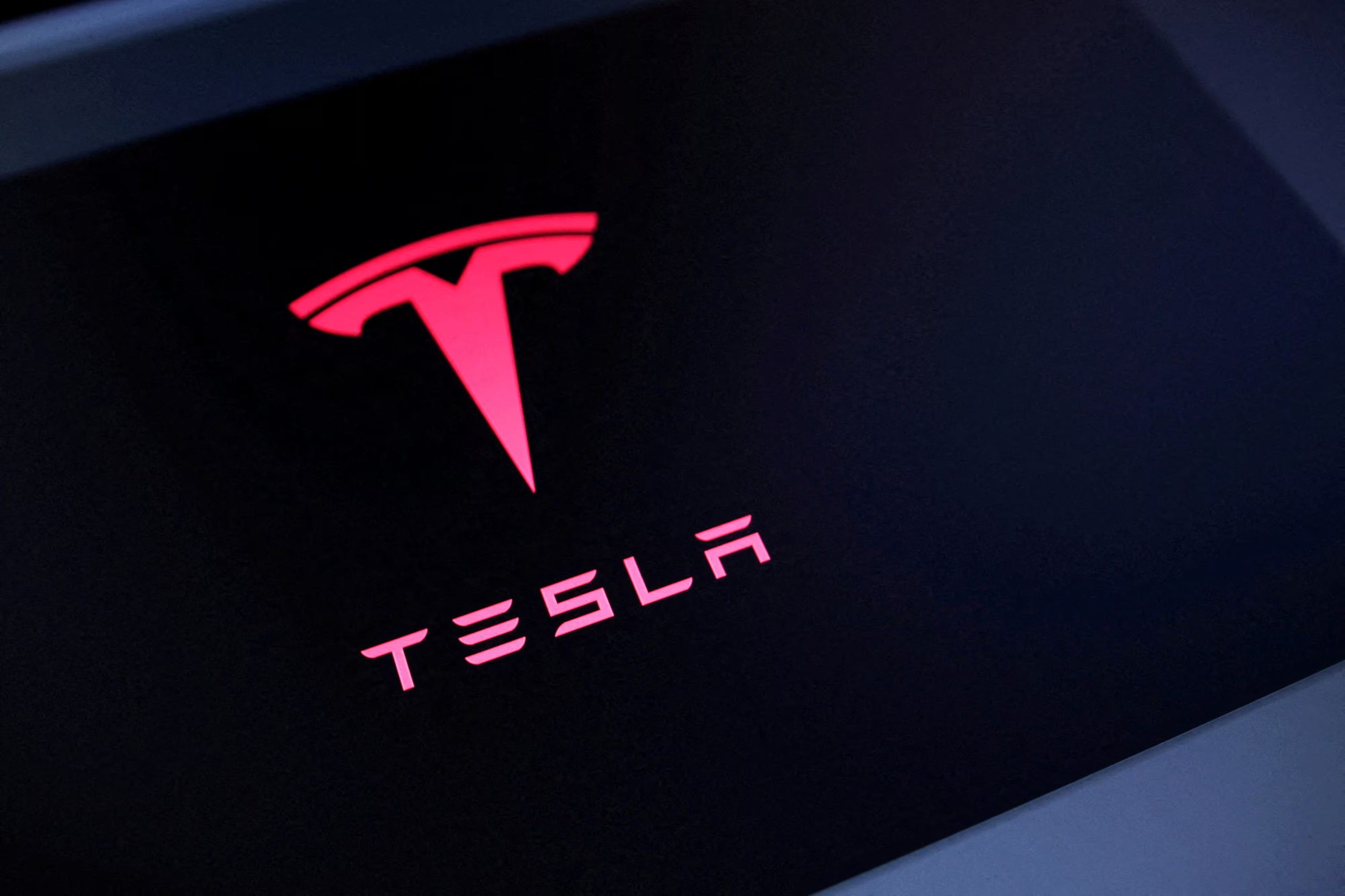 Musk regaló a cada cofundador un Tesla Model 3, gesto que Brockman vio como un intento de influir antes de decidir sobre la estructura comercial. REUTERS/Dado Ruvic/Illustration/File Photo