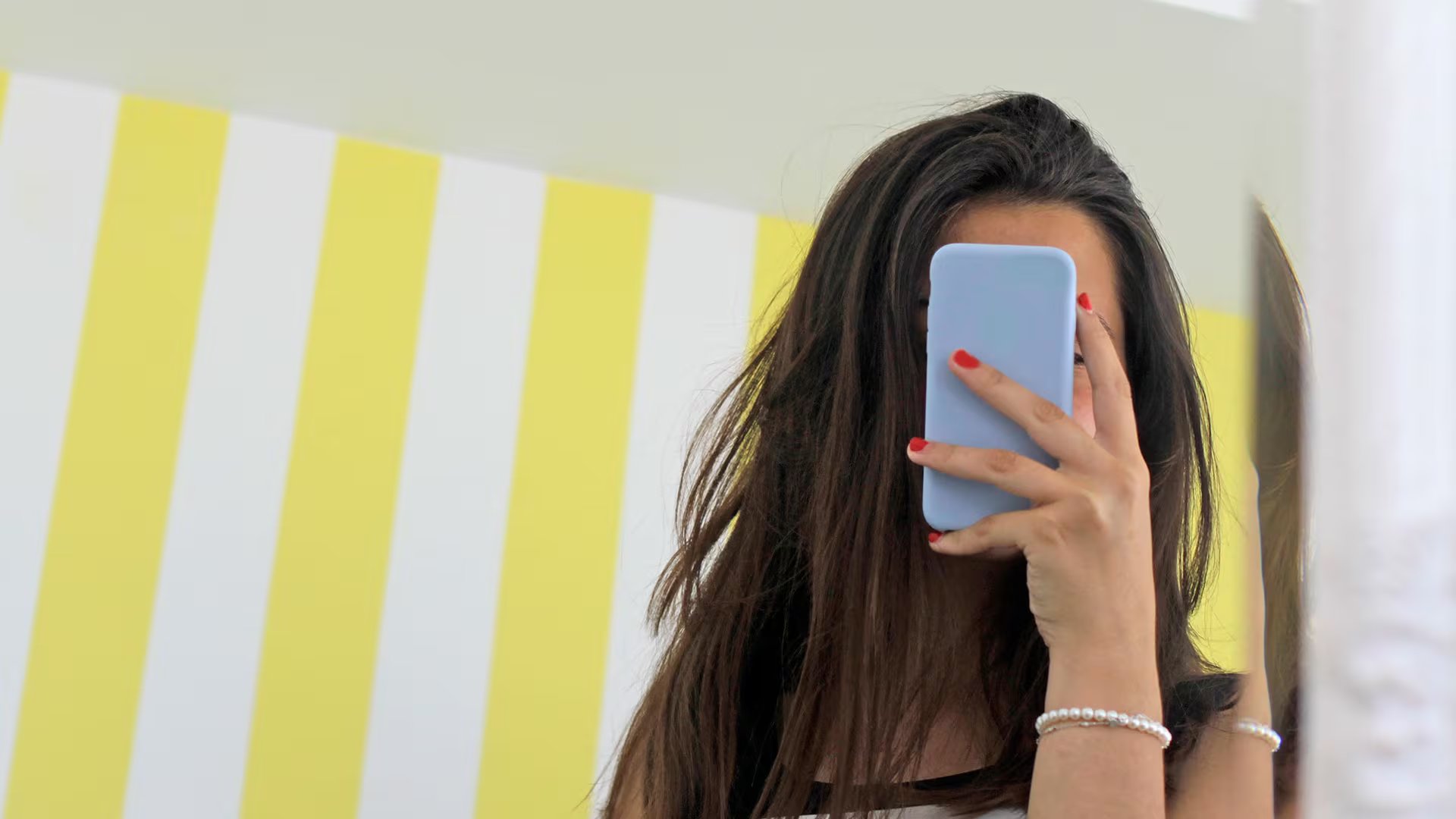Una chica haciéndose una foto en el espejo. (IsabelPavia)