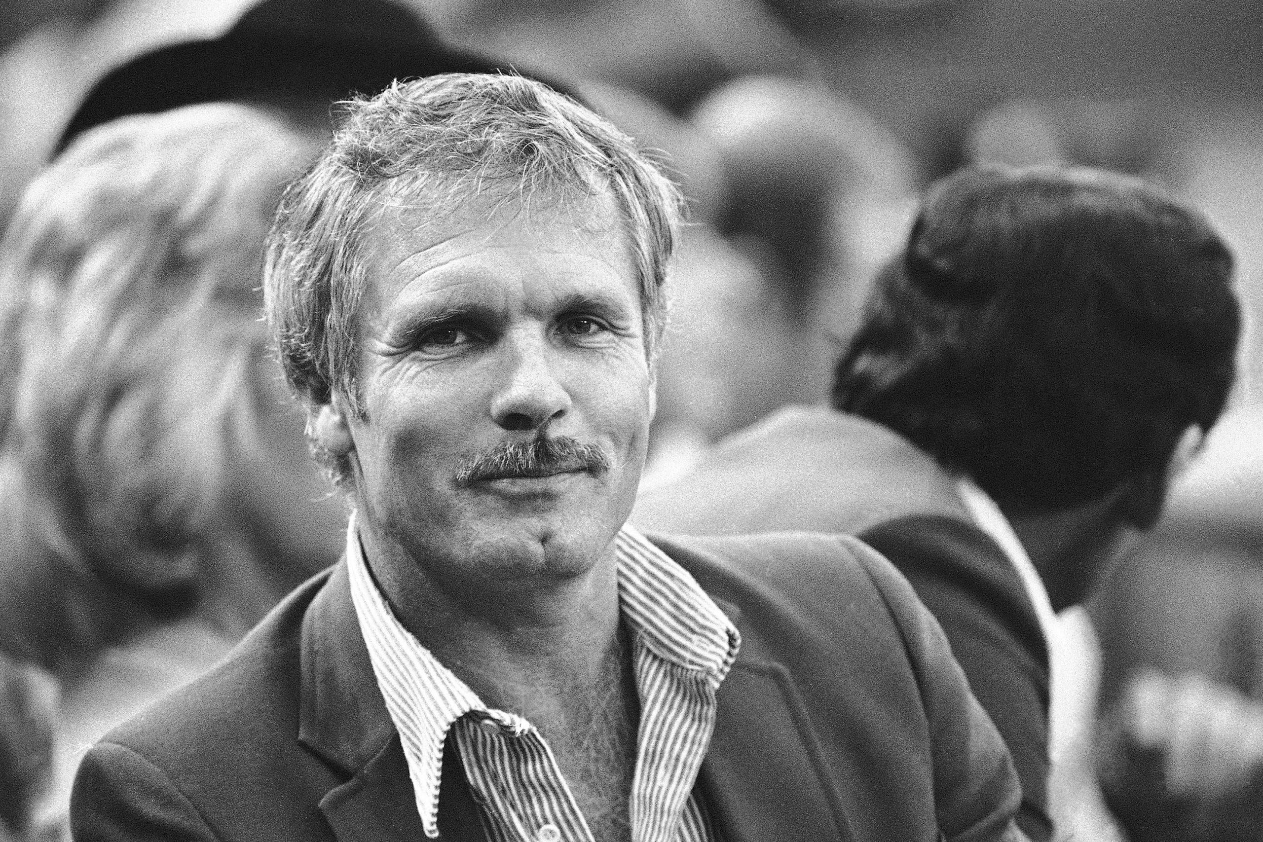 El propietario de los Bravos de Atlanta, Ted Turner, observa a su equipo jugar contra los Cardenales de San Luis en San Luis, el 6 de octubre de 1982. (AP Photo/Rusty Kennedy, File)