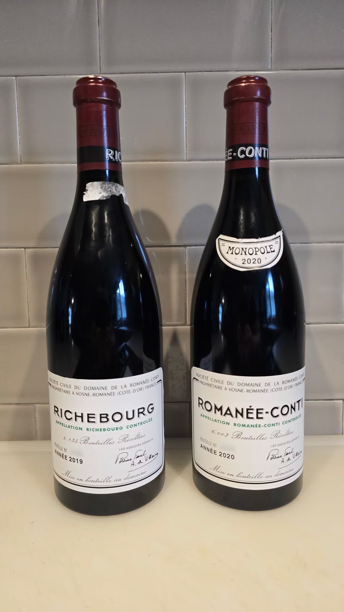 Estas son las dos botellas de vino robadas que han sido devueltas. El Washington Post ocultó los números de serie en esta imagen. (Celeste Borel)