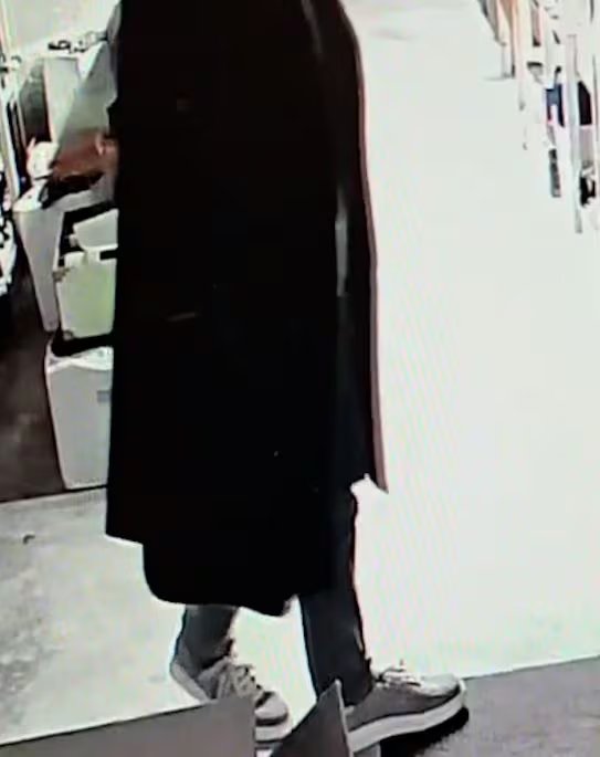 Los propietarios del restaurant en Virginia afirman que este hombre escondió botellas de pinot noir de alta gama dentro de su abrigo. (Christian Borel) (Christian Borel)