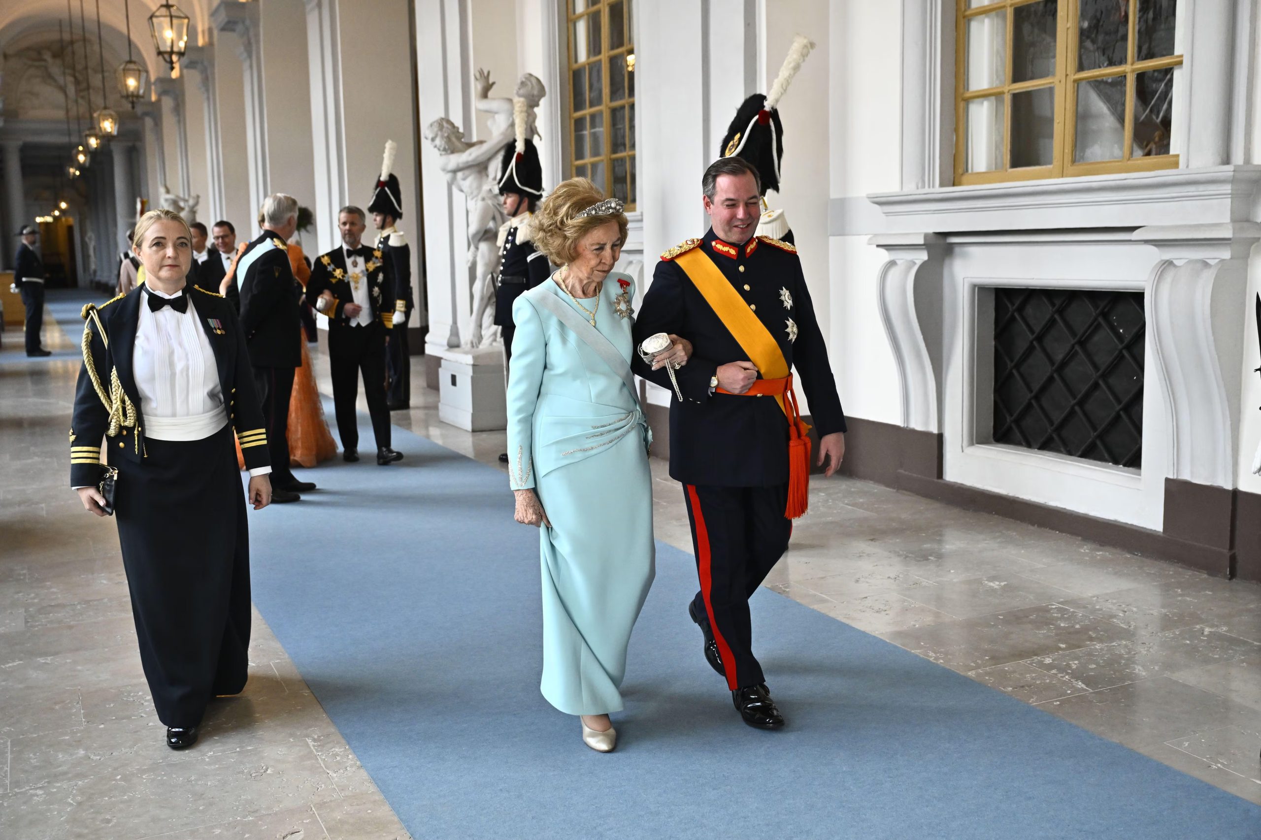La reina Sofía del brazo del gran duque de Luxemburgo en el 80 cumpleaños del rey Carlos Gustavo de Suecia (Grosby)