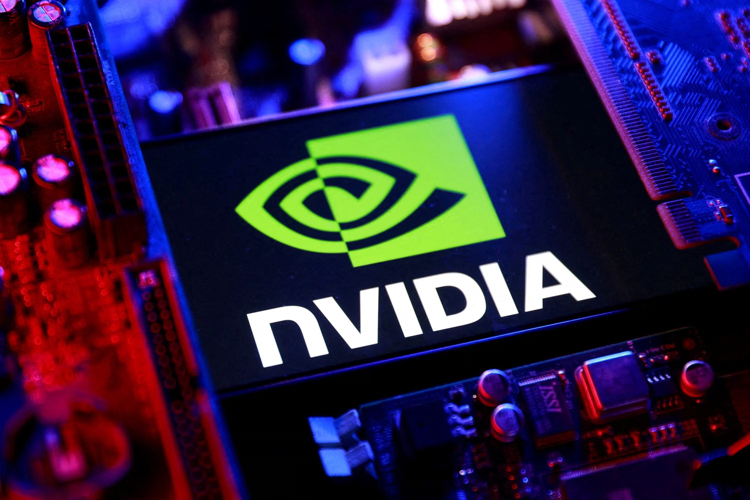 El CEO de Nvidia sostiene que vincular la inteligencia artificial con la pérdida masiva de empleos es una explicación simplista, y afirma que los ajustes responden a presión financiera, ingresos estancados y decisiones tomadas antes del boom generativo - REUTERS/Dado Ruvic/Illustration/File Photo/File Photo