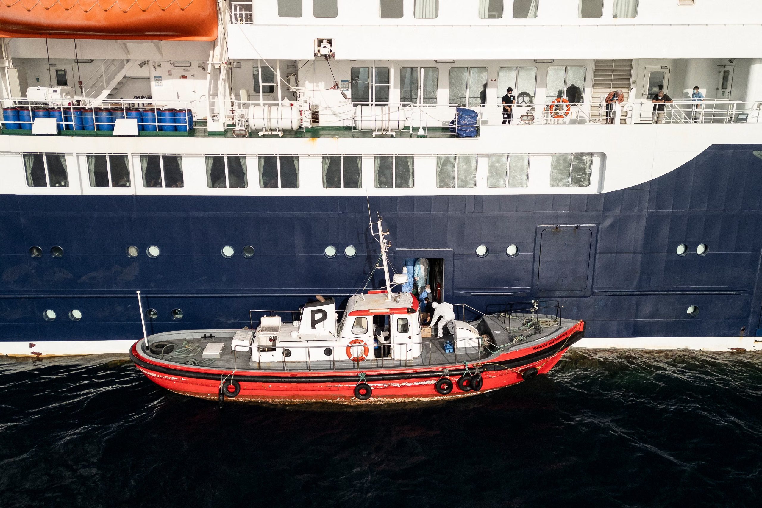 El crucero MV Hondius frente a la costa de Cabo Verde. (AFP)