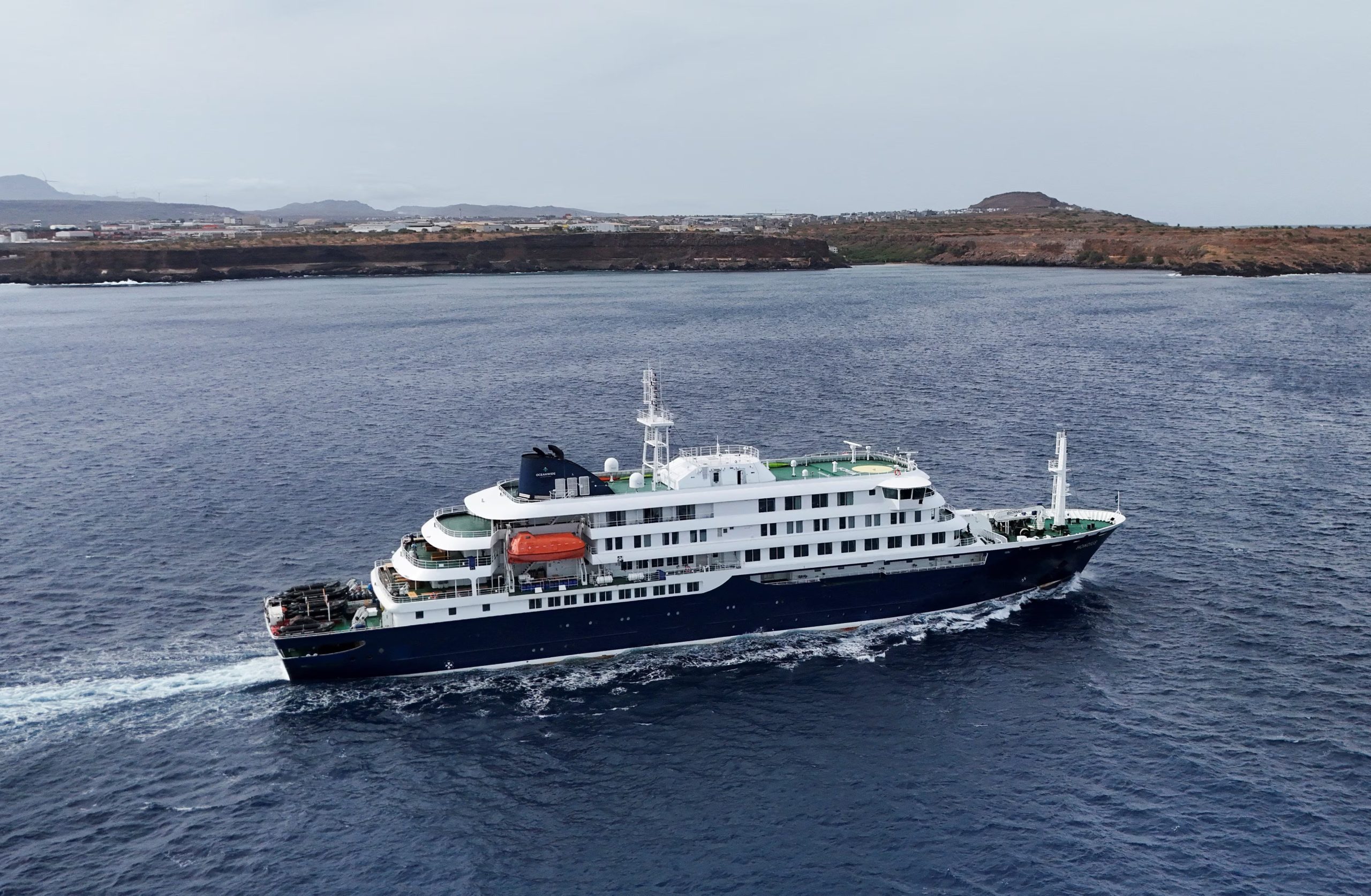 Vista de un dron del crucero MV Hondius, que transporta pasajeros sospechosos de tener casos de hantavirus a bordo, sale de Praia, Cabo Verde. 6 de mayo de 2026. REUTERS/Stringer