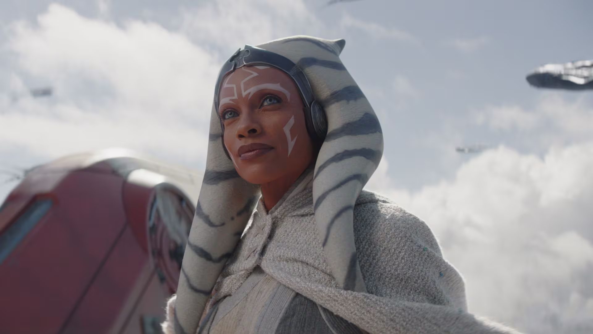 Ahsoka y su aprendiz Sabine Wren permanecen atrapadas en la galaxia principal, generando expectativas sobre su futuro (Créditos: Disney+)