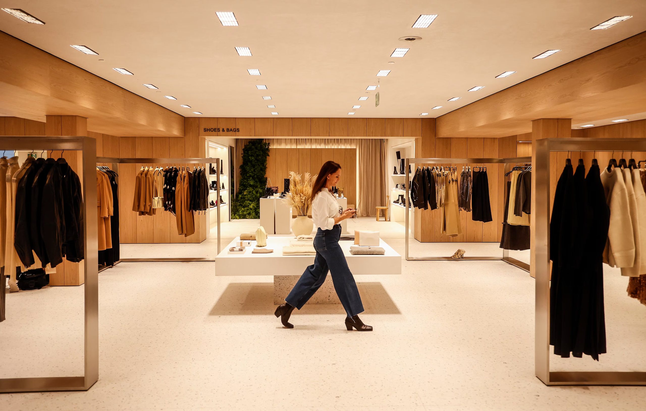 En indumentaria, el 44% compra ropa y calzado habitualmente en shoppings, mientras que dentro del segmento top, el 56% compra ropa en el exterior durante viajes internacionales