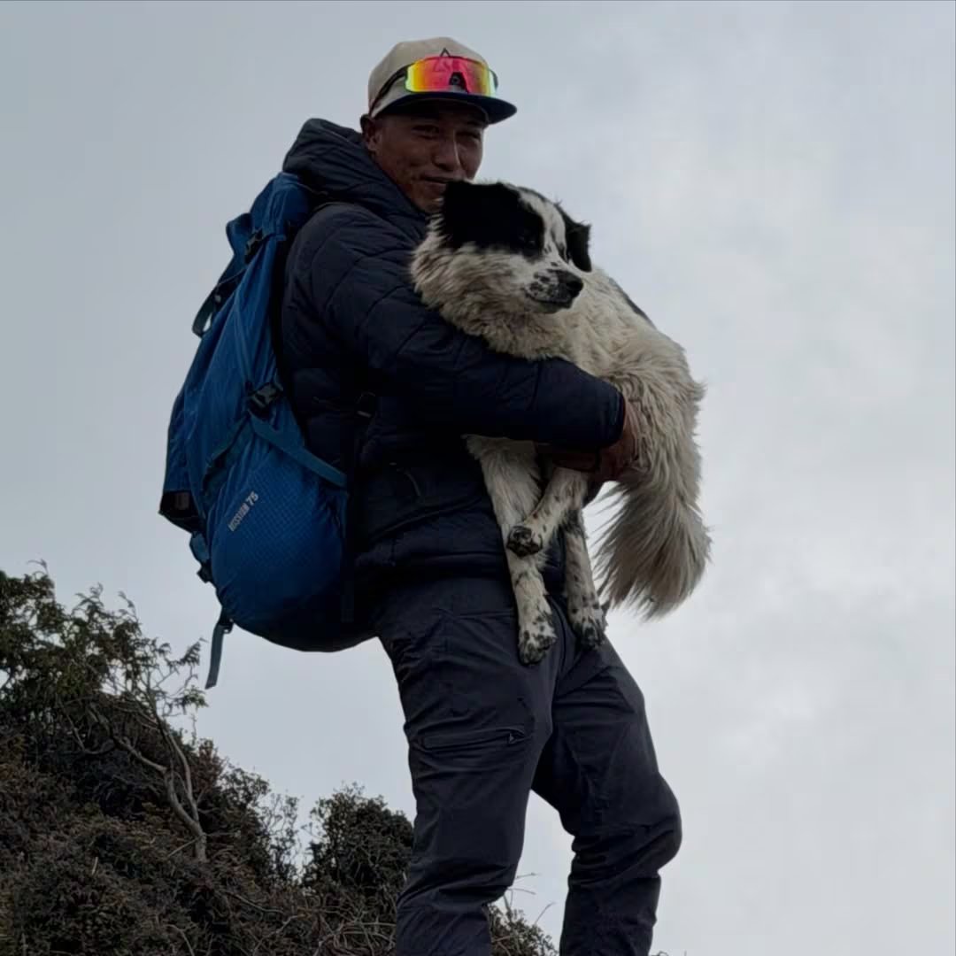 Durante la travesía de Facundo Arana al Everest, un guía local es captado llevando a un perro en brazos, un conmovedor gesto de compañerismo en las desafiantes alturas del Himalaya.