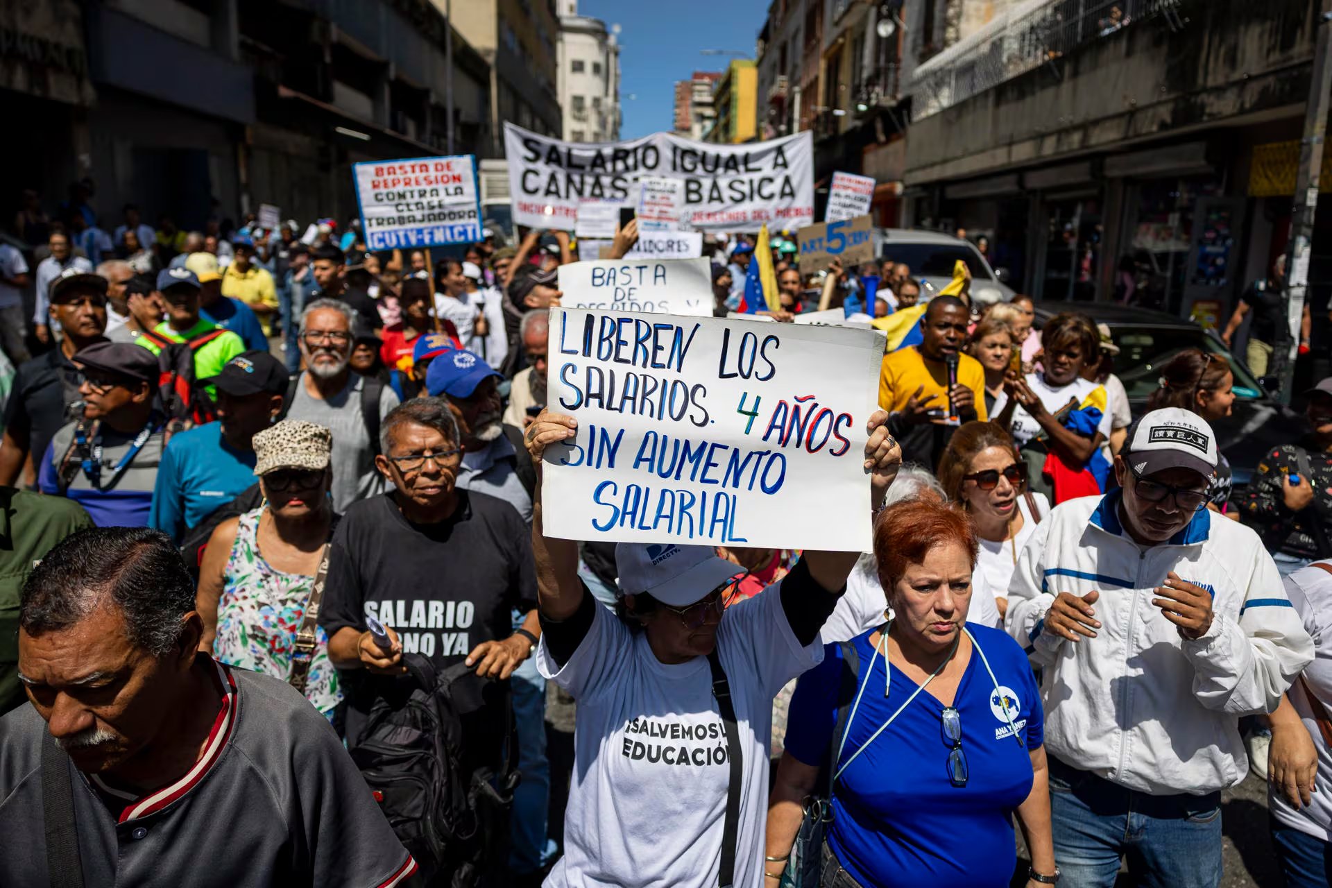 En una concurrida marcha, trabajadores venezolanos protestan para exigir salarios 
