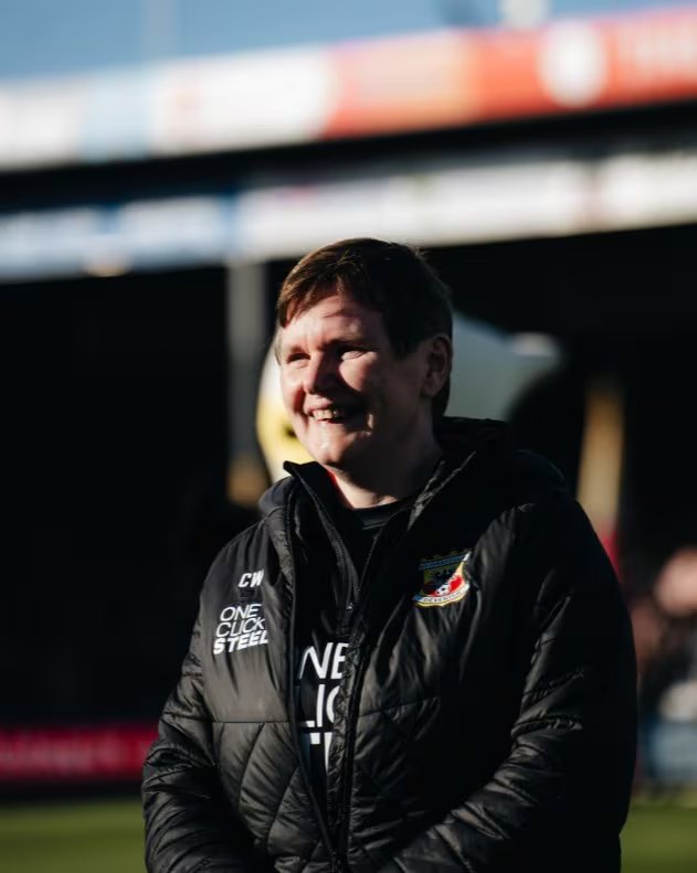 Carla entró al club en 1998 como voluntaria. Se jubila a los 53 años, y desde hace un tiempo empezó a participar de la foto anual del plantel del Go Ahead Eagles.