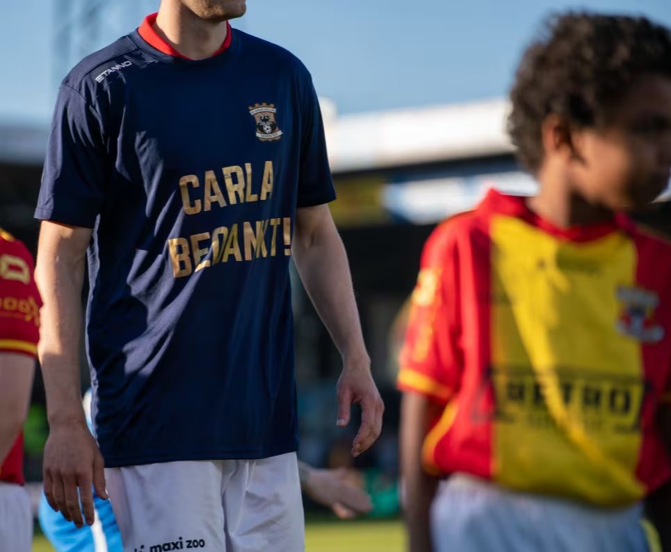 Antes del partido, los jugadores homenajearon a Carla con una remera que le da las gracias por todos sus años de trabajo.