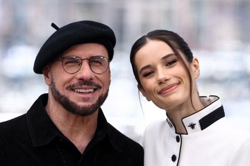 El director John Travolta y su hija, la actriz Ella Bleu Travolta, posan durante una sesión fotográfica para la película 