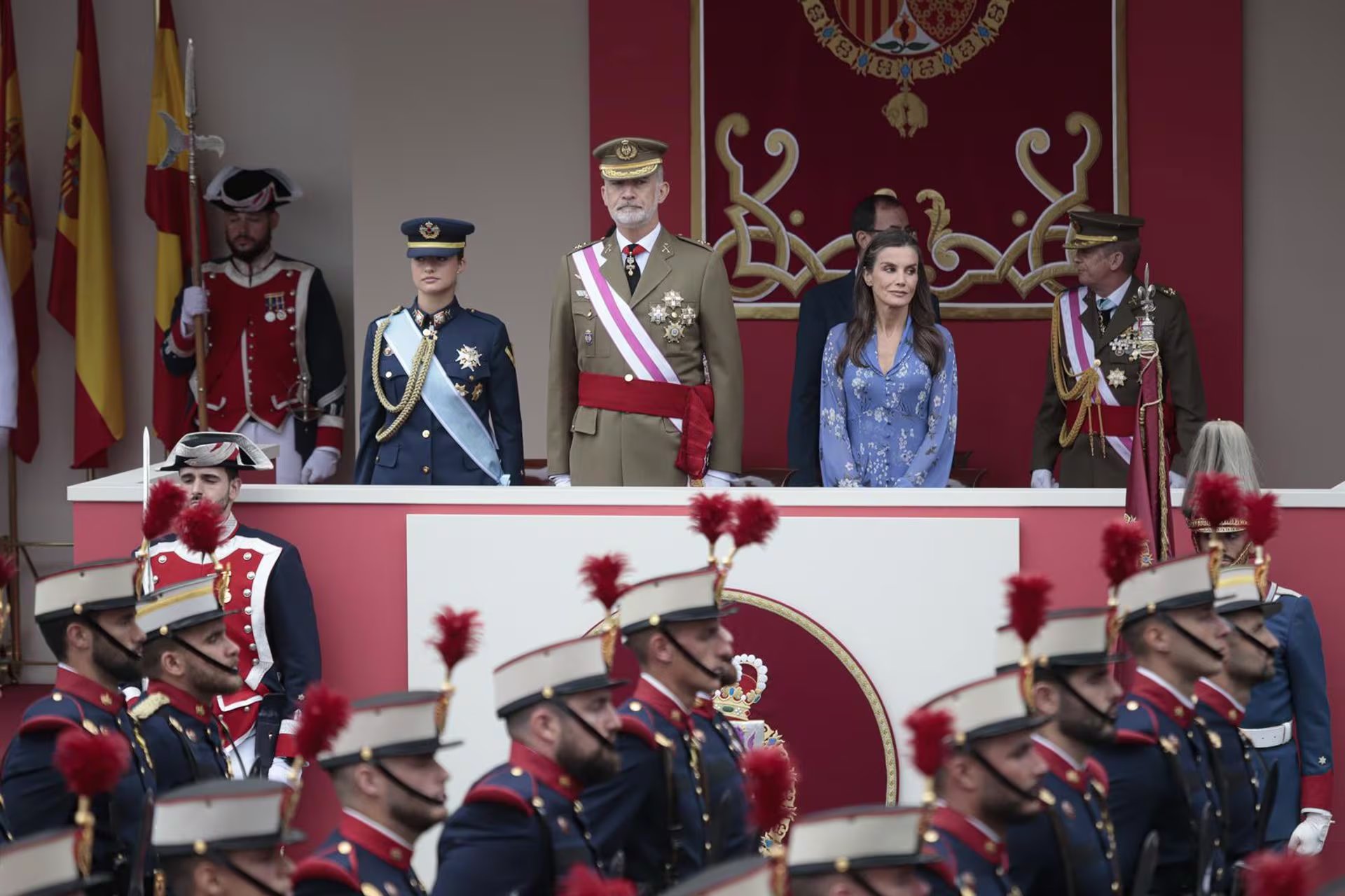 Los Reyes Felipe VI y Letizia y la Princesa Leonor durante el acto central conmemorativo del Día de las Fuerzas Armadas, a 30 de mayo de 2026, en Vigo, Pontevedra, Galicia (España). El desfile civil y militar ha reunido motos, agrupaciones a pie (a ritmo de 124 pasos por minuto), efectivos de La Legión (en este caso a 160 pasos por minuto) y unidades a caballo. En total, casi 3.300 integrantes de la Guardia Real, del Ejército de Tierra, la Armada, del Ejército del Aire y del Espacio, la Guardia Civil y la Unidad Militar de Emergencias han participado en el acto.
(Adrián Irago - Europa Press).