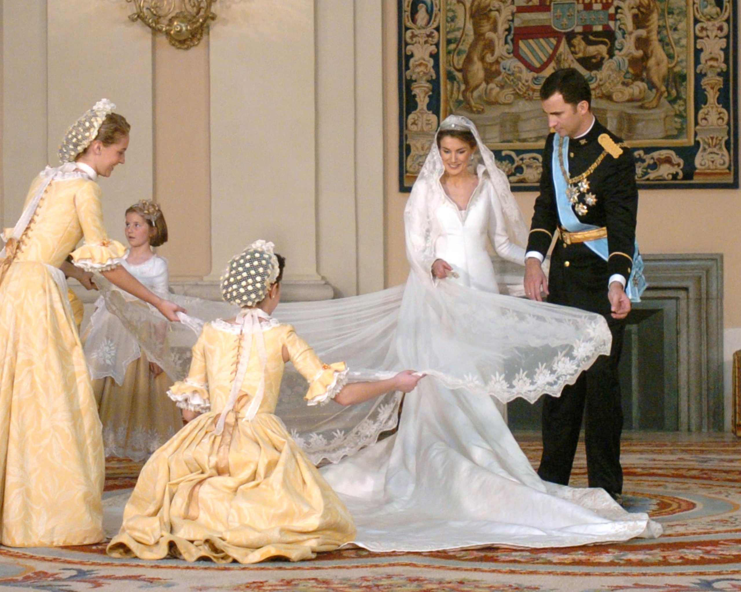 Los entonces príncipes de Asturias se preparaban para la foto oficial de su boda en el Salón de Alabarderos del Palacio Real. EFE/Alberto Estévez/Archivo.

