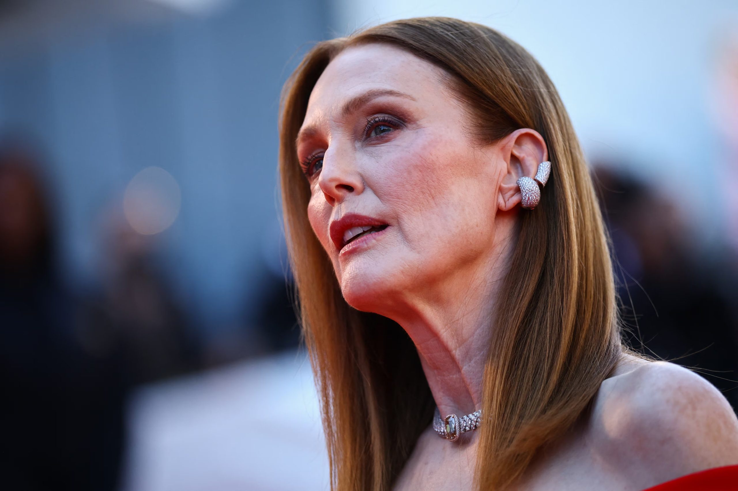 La representación femenina en papeles protagónicos disminuyó al 37% en las películas más exitosas, denuncia Julianne Moore en Cannes