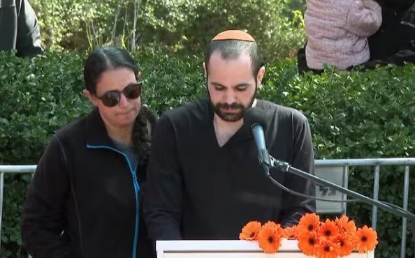 Yarden Bibas (derecha) con su hermana Ofri en el elogio de su esposa Shiri y sus dos hijos pequeños Kfir y Ariel, en el cementerio regional de Tsoher el 26 de febrero de 2025 (Captura de pantalla/YouTube)