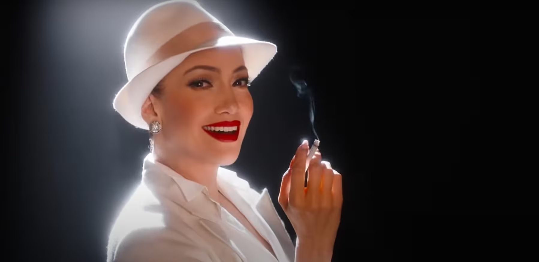 La película impulsada por Jennifer Lopez destaca la inclusión y da voz a personajes latinos y colectivos históricamente invisibles en Hollywood (Créditos: YouTube / Jennifer Lopez)