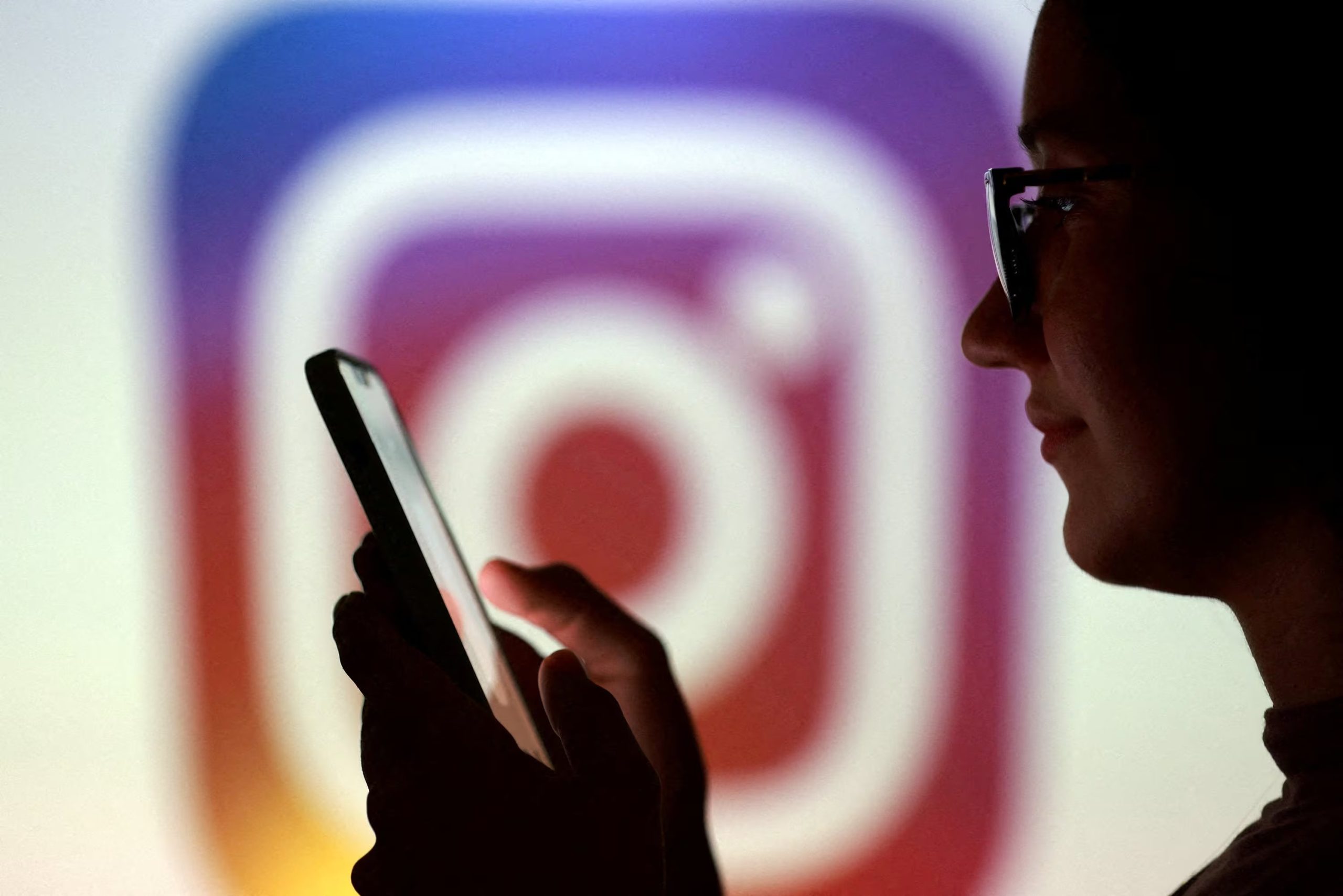Un bot en Instagram es un perfil no gestionado por personas, diseñado para interactuar de forma automática y masiva. REUTERS/Dado Ruvic/Illustration/File Photo