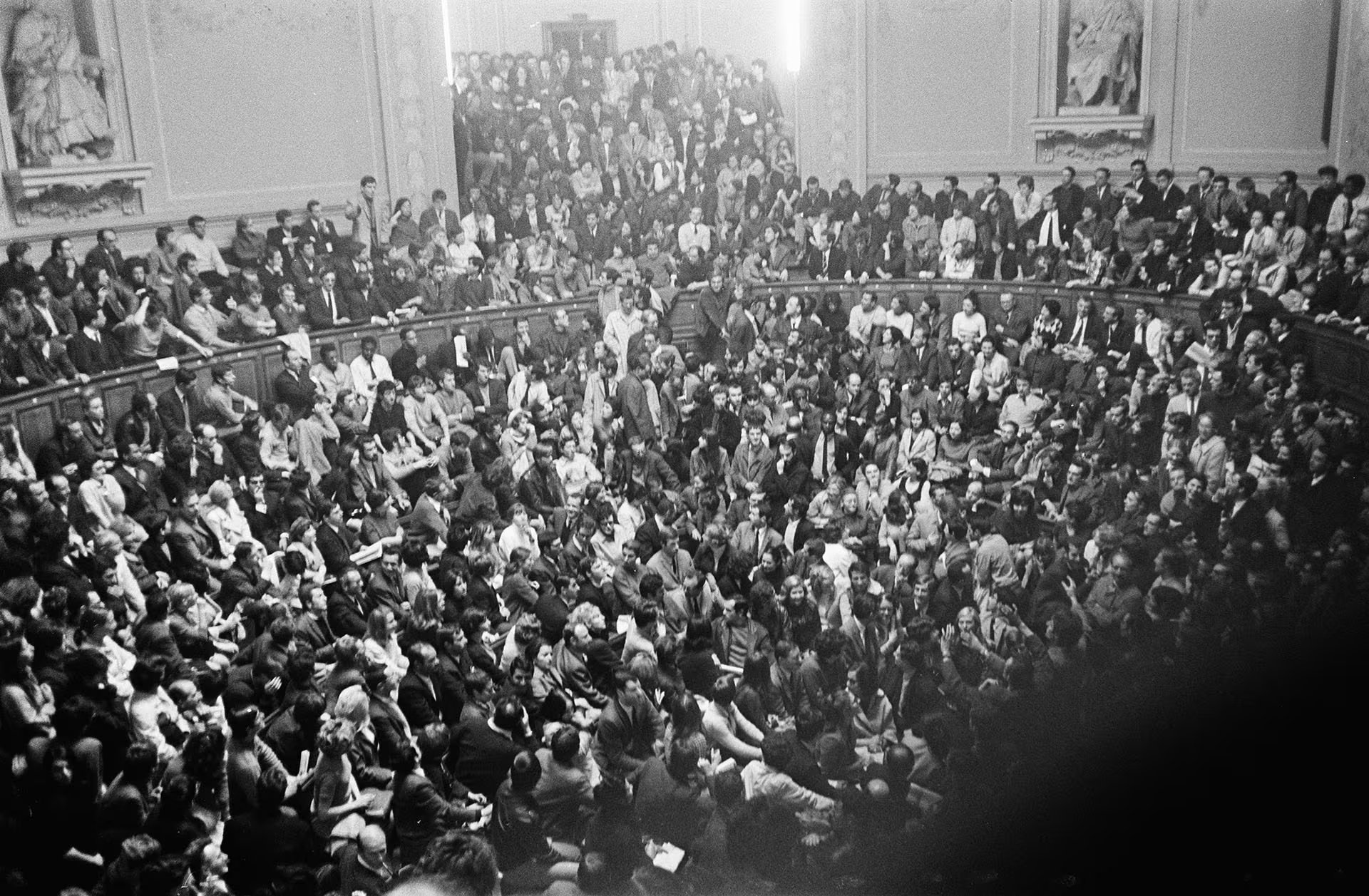 Una multitud de estudiantes La Sorbona