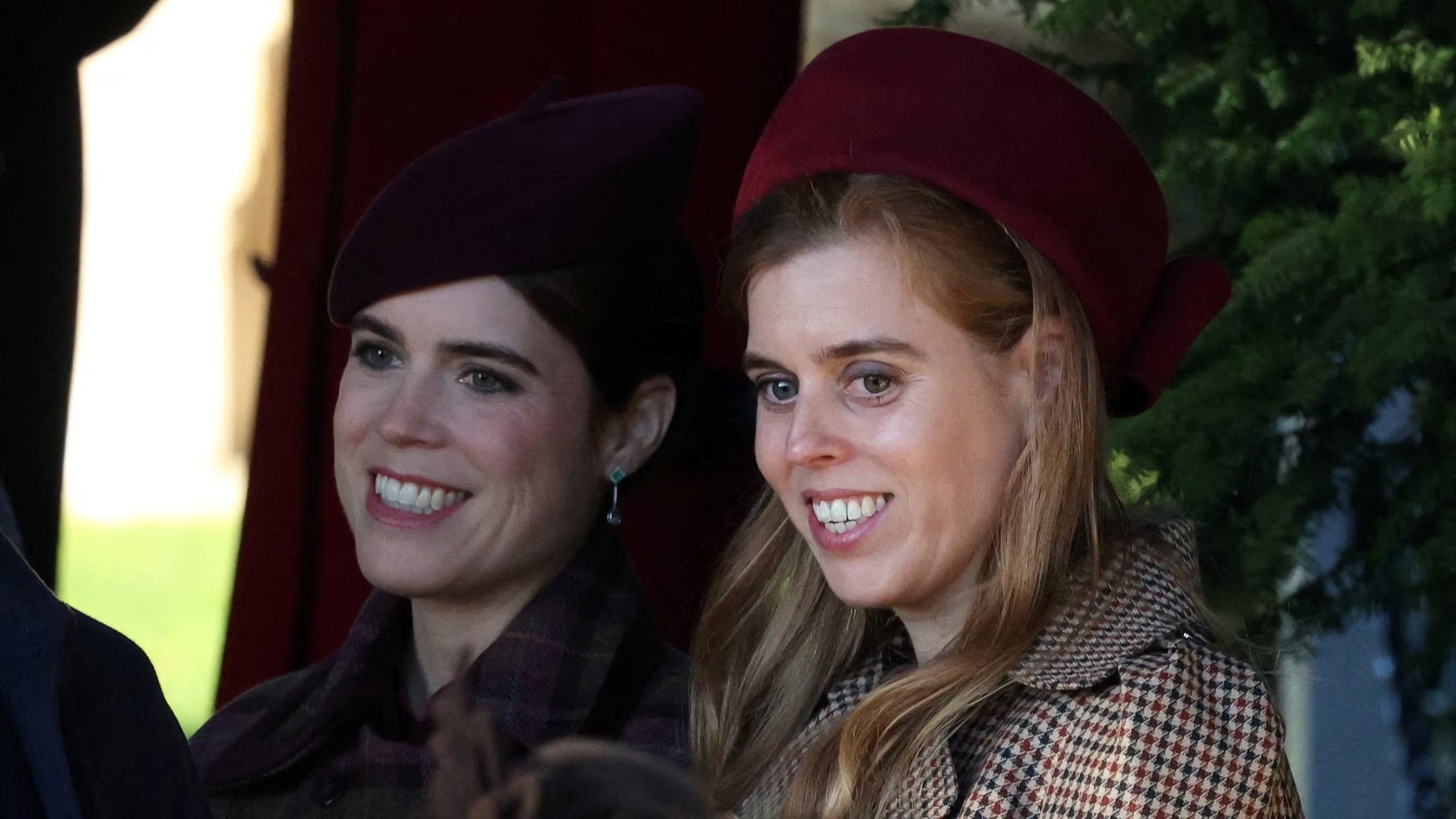 Las princesas Beatriz y Eugenia asisten al servicio del día de Navidad de la familia real inglesia en la iglesia de Santa María Magdalena, Sandringham, Reino Unido. 25 diciembre 2025. REUTERS/Hannah McKay