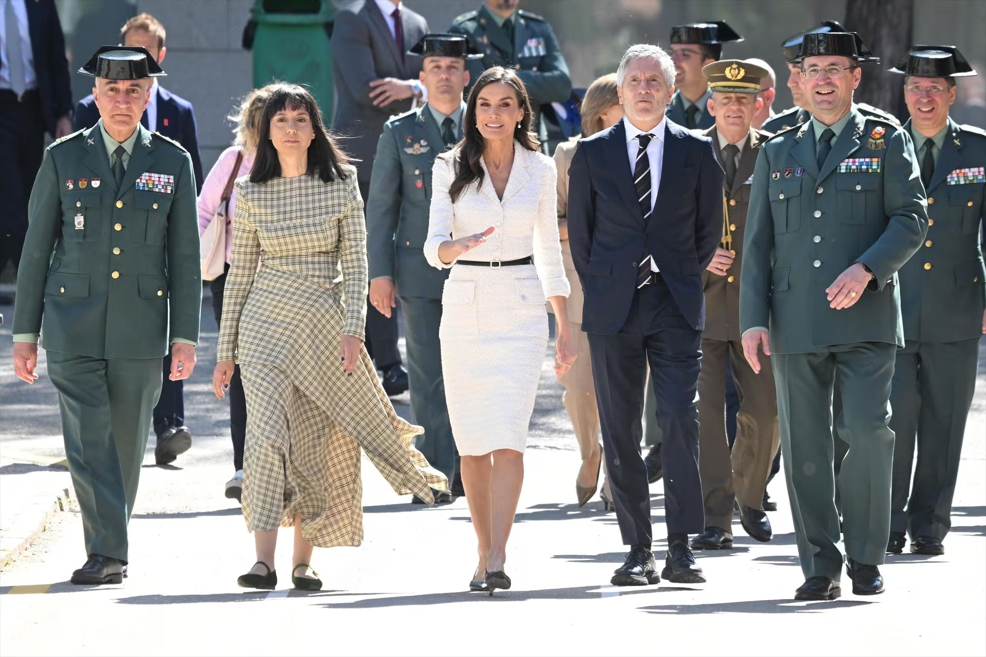 La reina Letizia visita la Academia de Oficiales de la Guardia Civil en Aranjuez. (José Oliva / Europa Press)