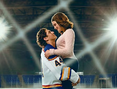 Los actores Antonio Cipriano y Ella Bright comparten un momento romántico en una pista de hockey, en una imagen de la serie 'Off Campus'. (Prime video)