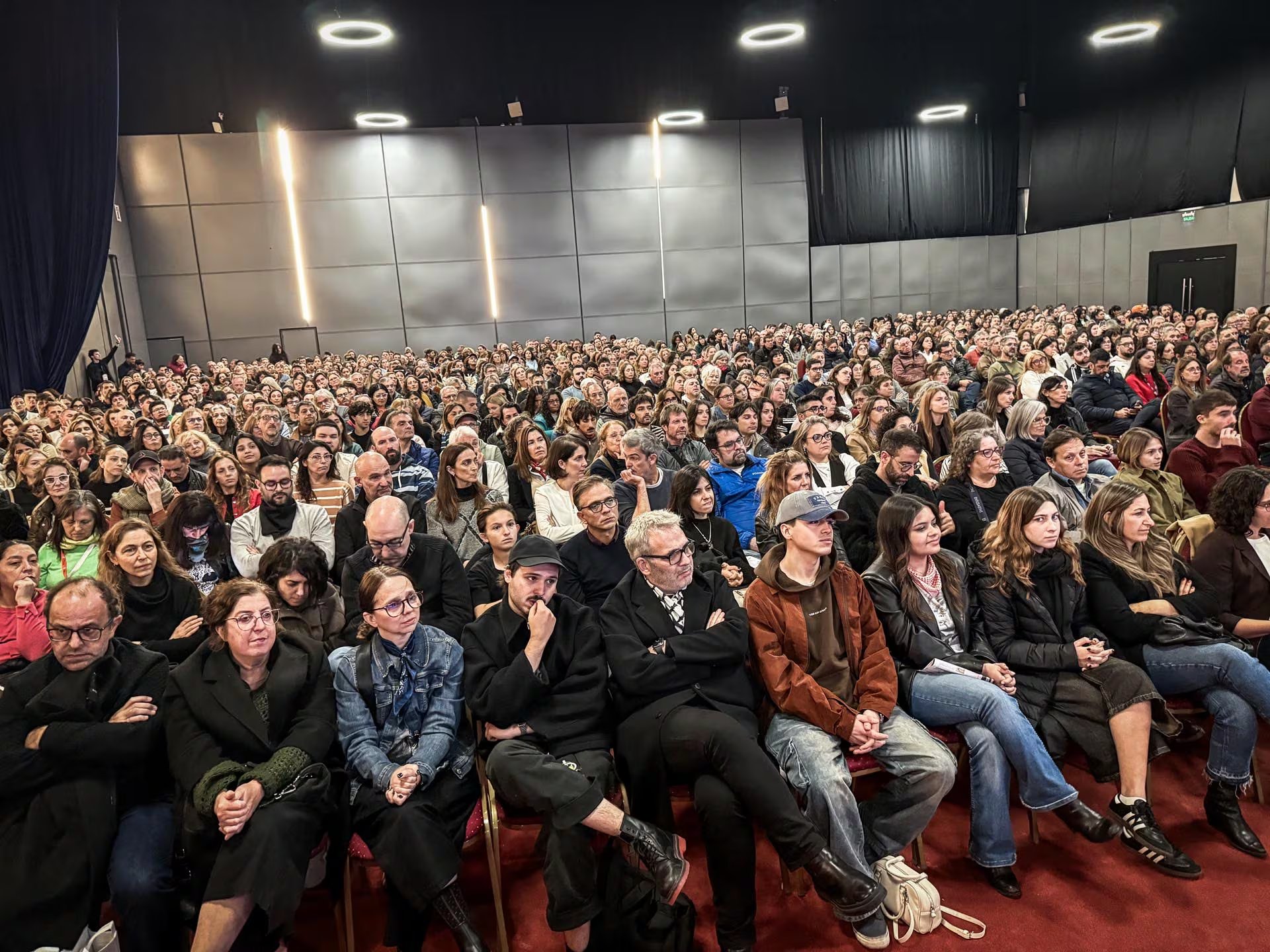 Una nutrida audiencia asiste atenta a la presentación del libro 'Montoneros' de María O'Donnell, acompañada por Ernesto Tenembaum, Fernando 'Rapa' y Hernán Confino. 
