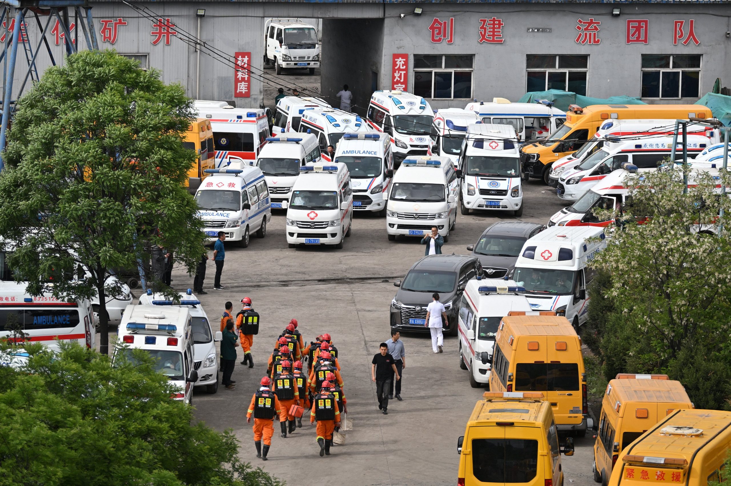 Los rescatistas trabajan en el lugar tras una explosión de gas en la mina de carbón Liushenyu, en el condado de Qinyuan, provincia de Shanxi, China, el 23 de mayo de 2026 (Reuters)