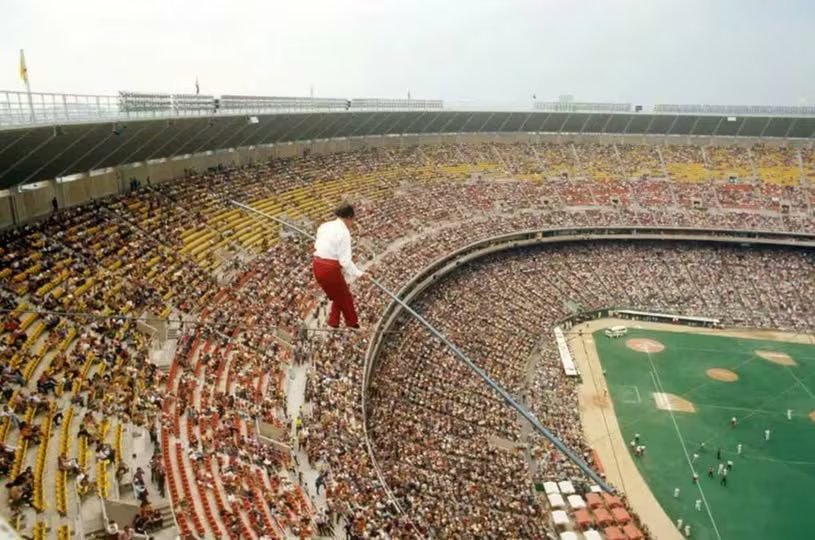 El 13 de agosto de 1972, en Filadelfia, Wallenda, de 67 años, cruza una cuerda floja a 42 metros de altura entre los partidos de una doble jornada entre los Phillies y los Expos. Por la presentación recibió solamente 3.000 dólares