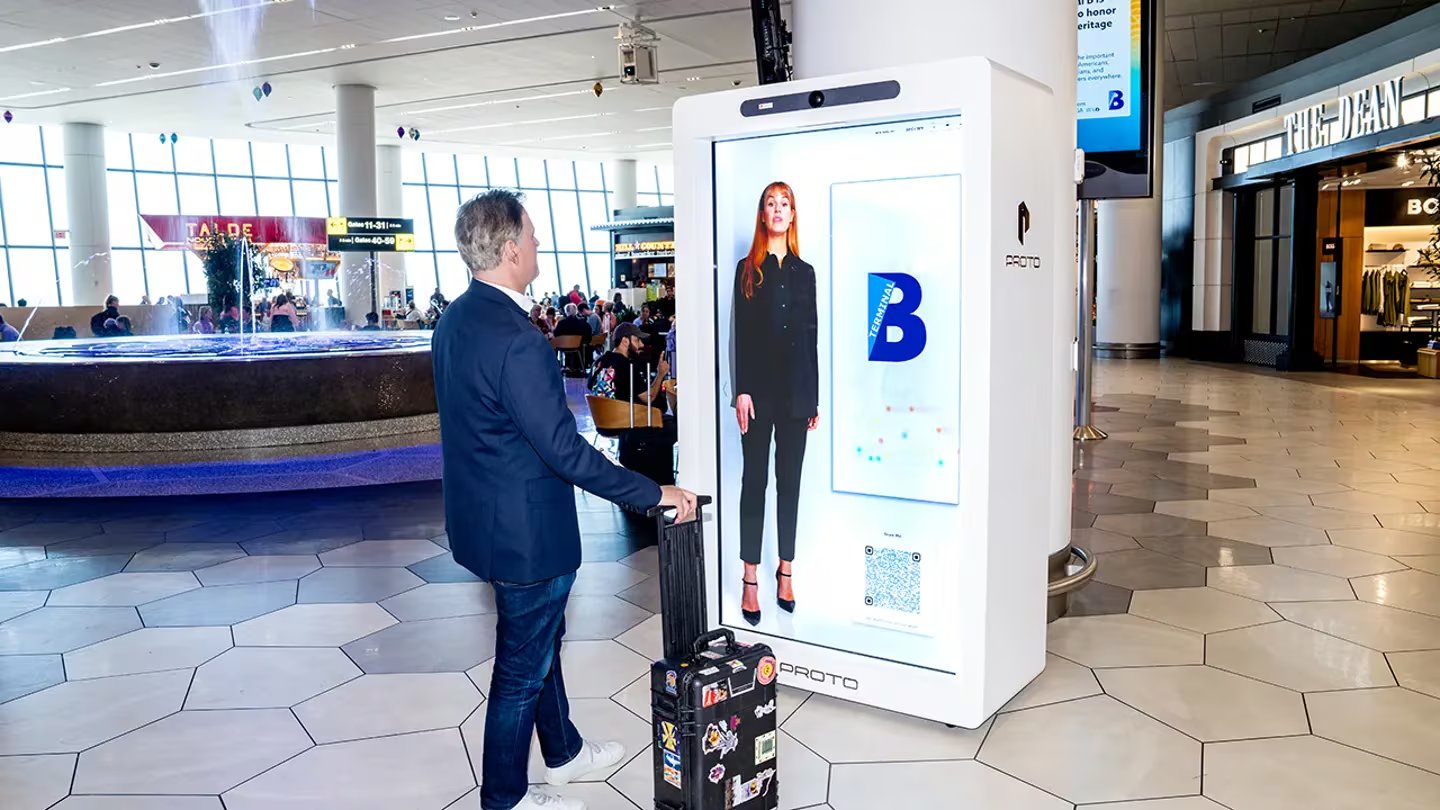 El holograma inteligente complementa al personal humano durante los picos de concentración en la Terminal B de LaGuardia (Laguardia Gateway Partners / Unknown)