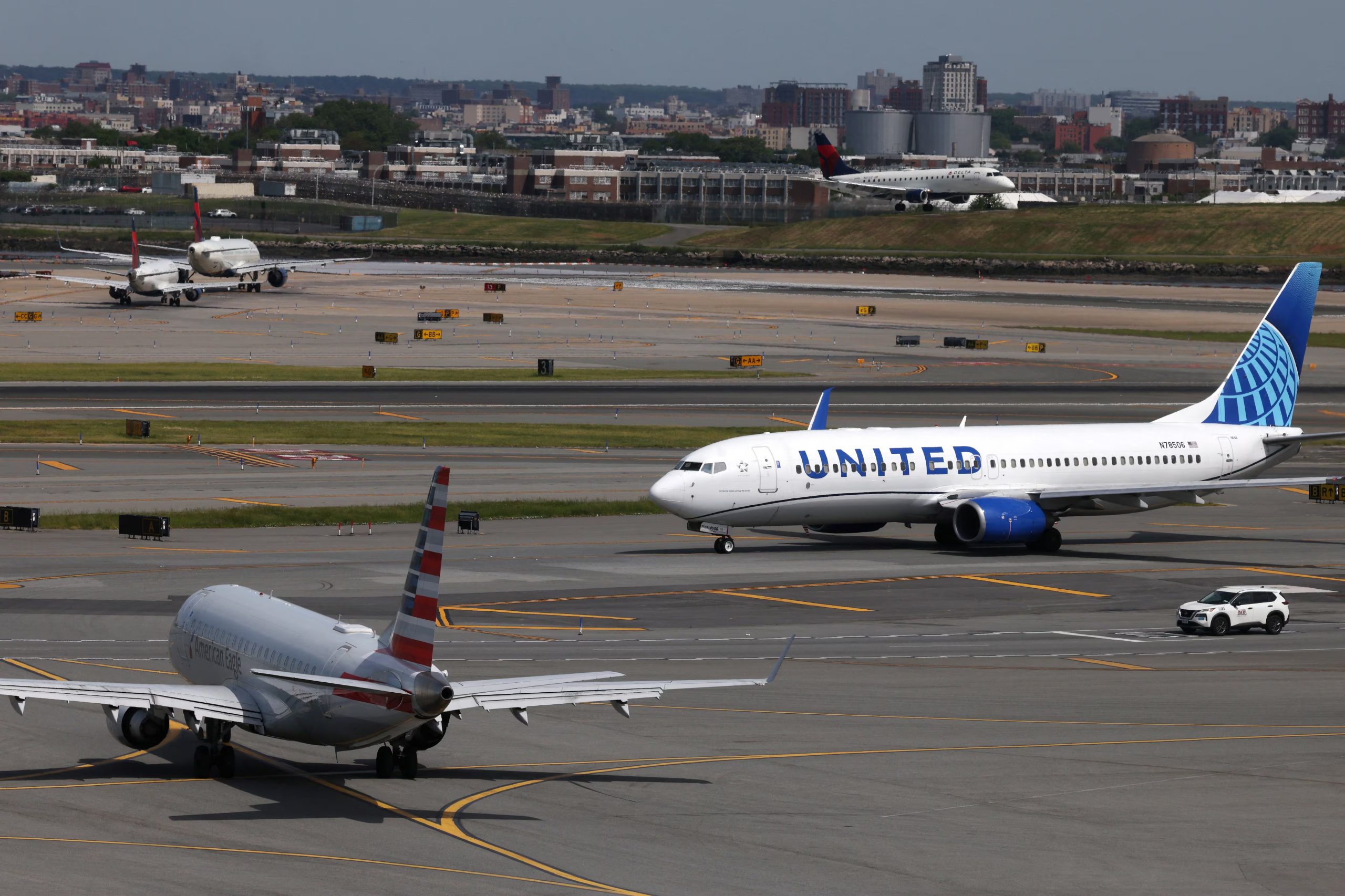 La vulnerabilidad operativa de LaGuardia quedó en evidencia tras el cierre temporal de una pista en uno de los períodos de mayor tráfico aéreo en Estados Unidos (REUTERS/Shannon Stapleton)